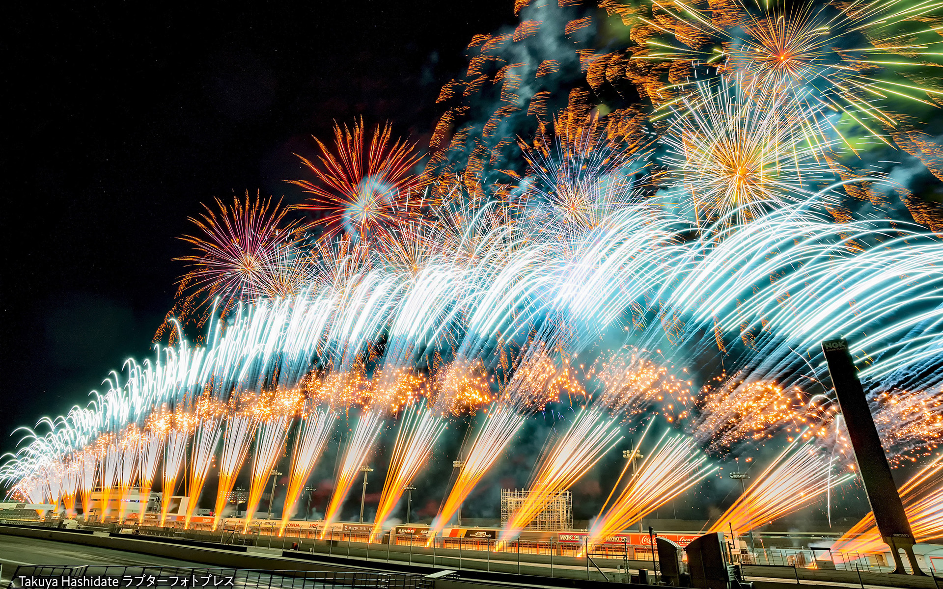 8月14日に夏の花火イベント「モビリティリゾートもてぎ花火の祭典」をレーシングコースで開催