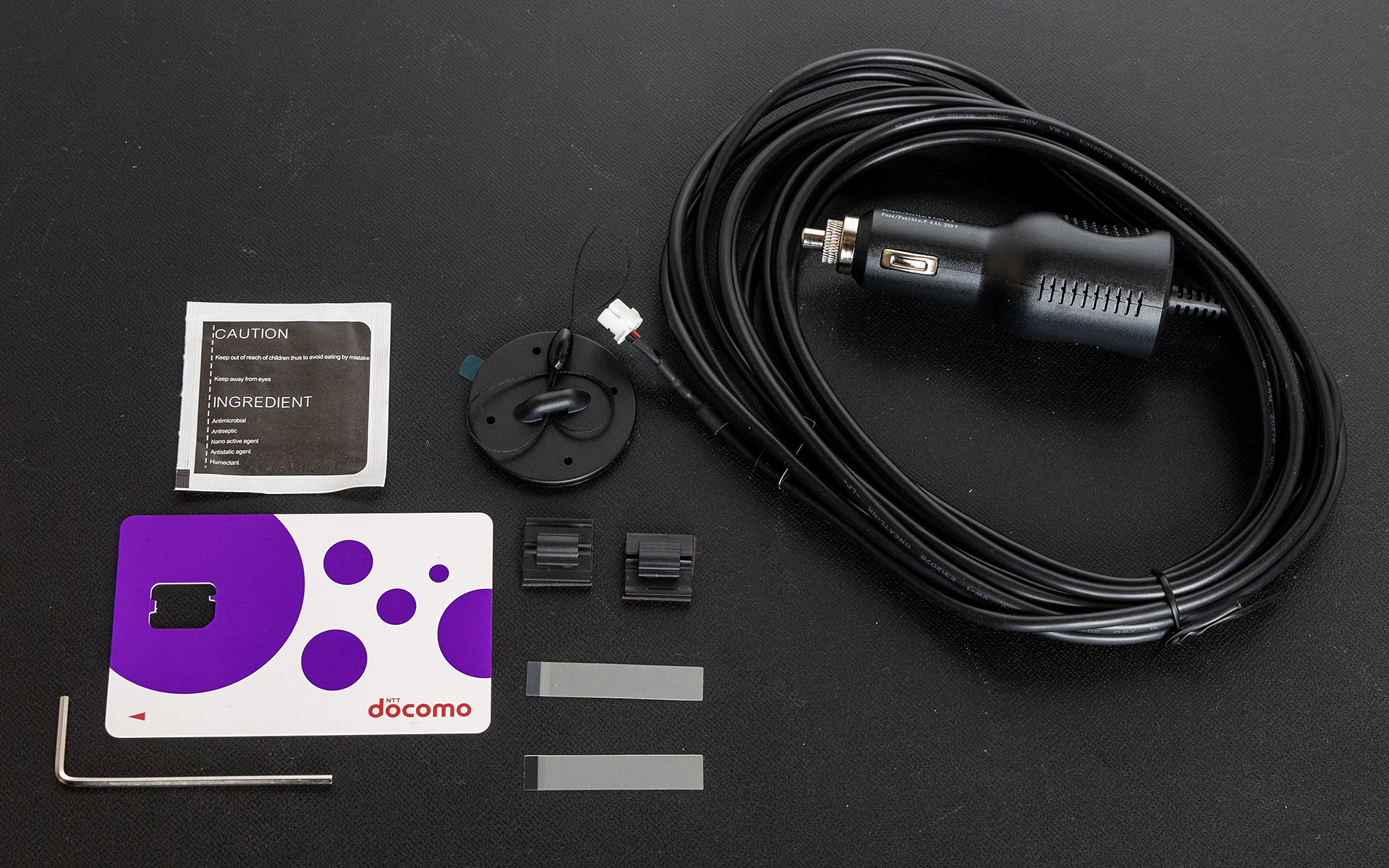 付属品はこんな感じ。このほかに32GBのmicroSDHCカードとアダプターがセット