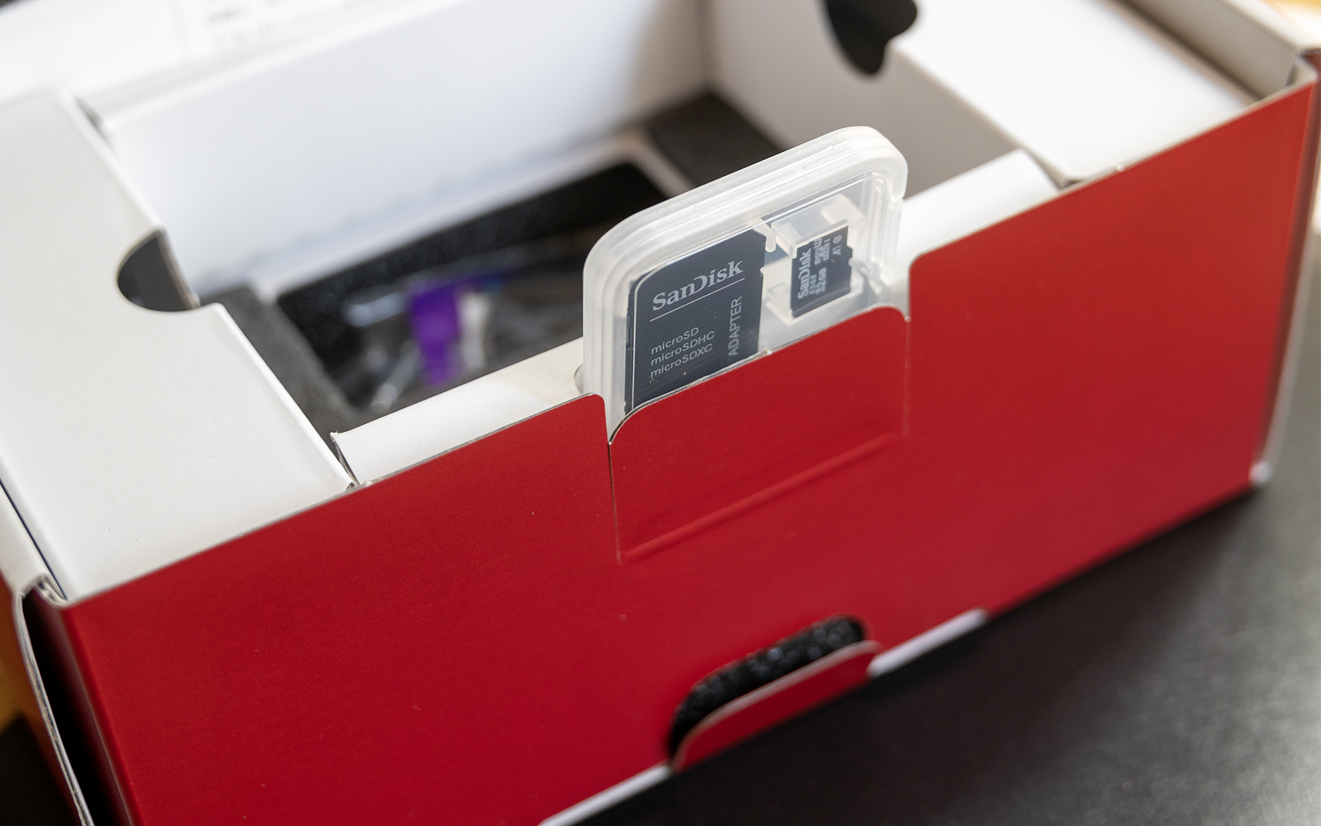 付属品が入っていた袋にも箱の底にも「microSDHCカードがない！」と思ったらこんなところに。購入した人は参考にしてください