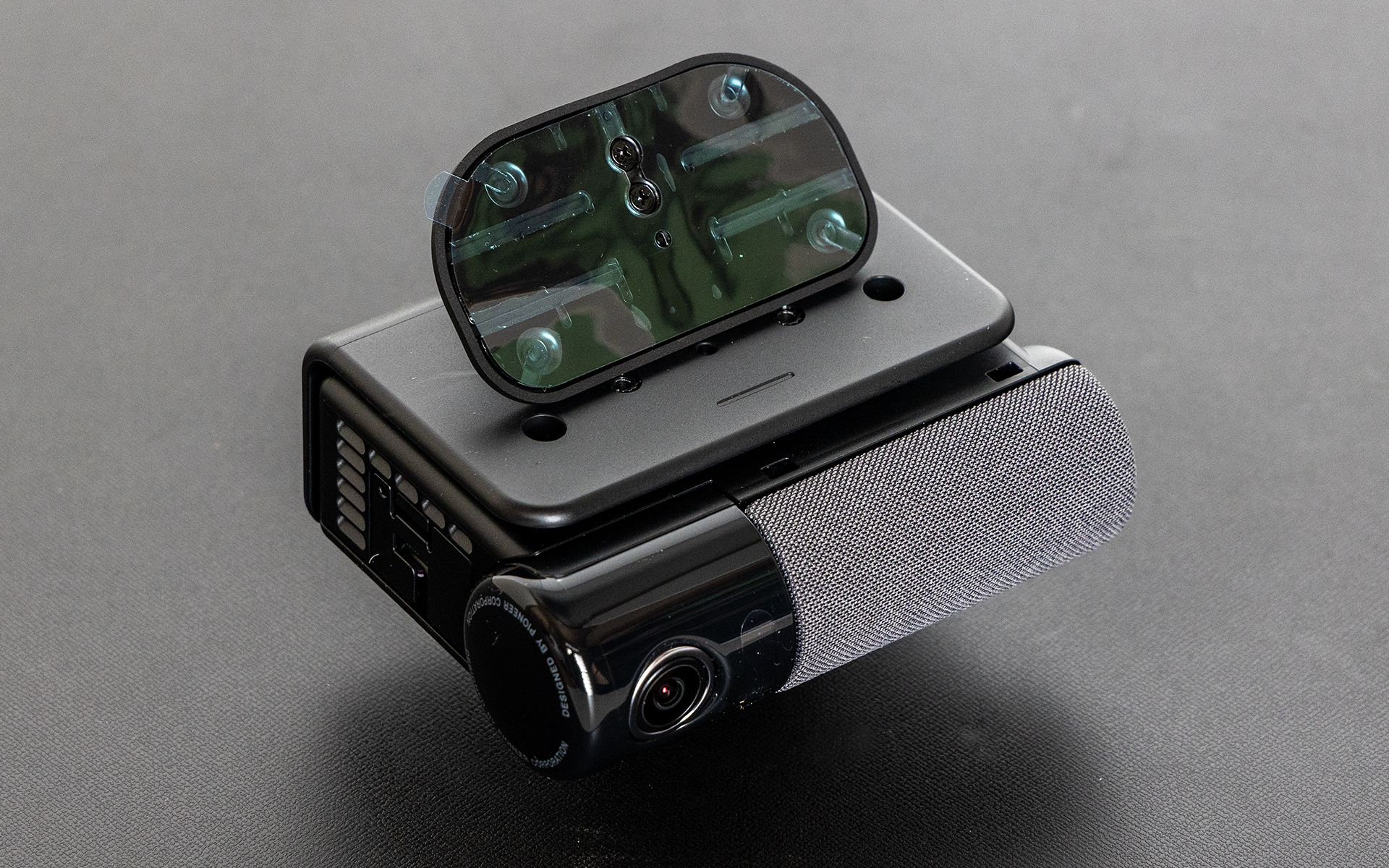 NP1本体。上部がフロントウィンドウへの取り付け基台