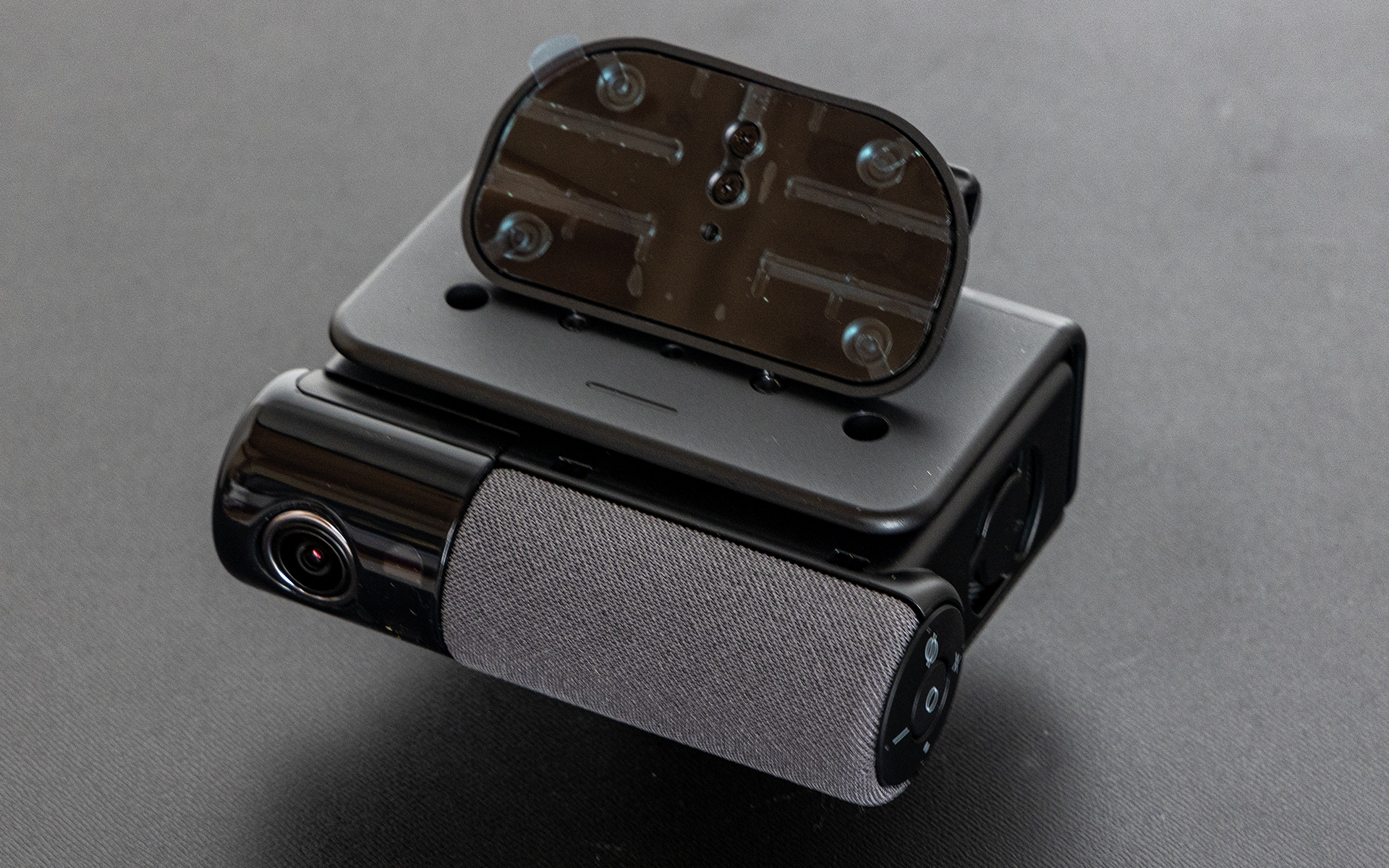 グレーの部分がマイクとスピーカー。中心には会話時の動作状況を視覚的に表すライトバーがある。その横に室内/後方カメラ。約200万画素、1920×1080P（フルHD画質）。フレームレートは16.0fps（LED信号が消灯で記録されないよう調整）。画角は水平130°/垂直65°/対角159°