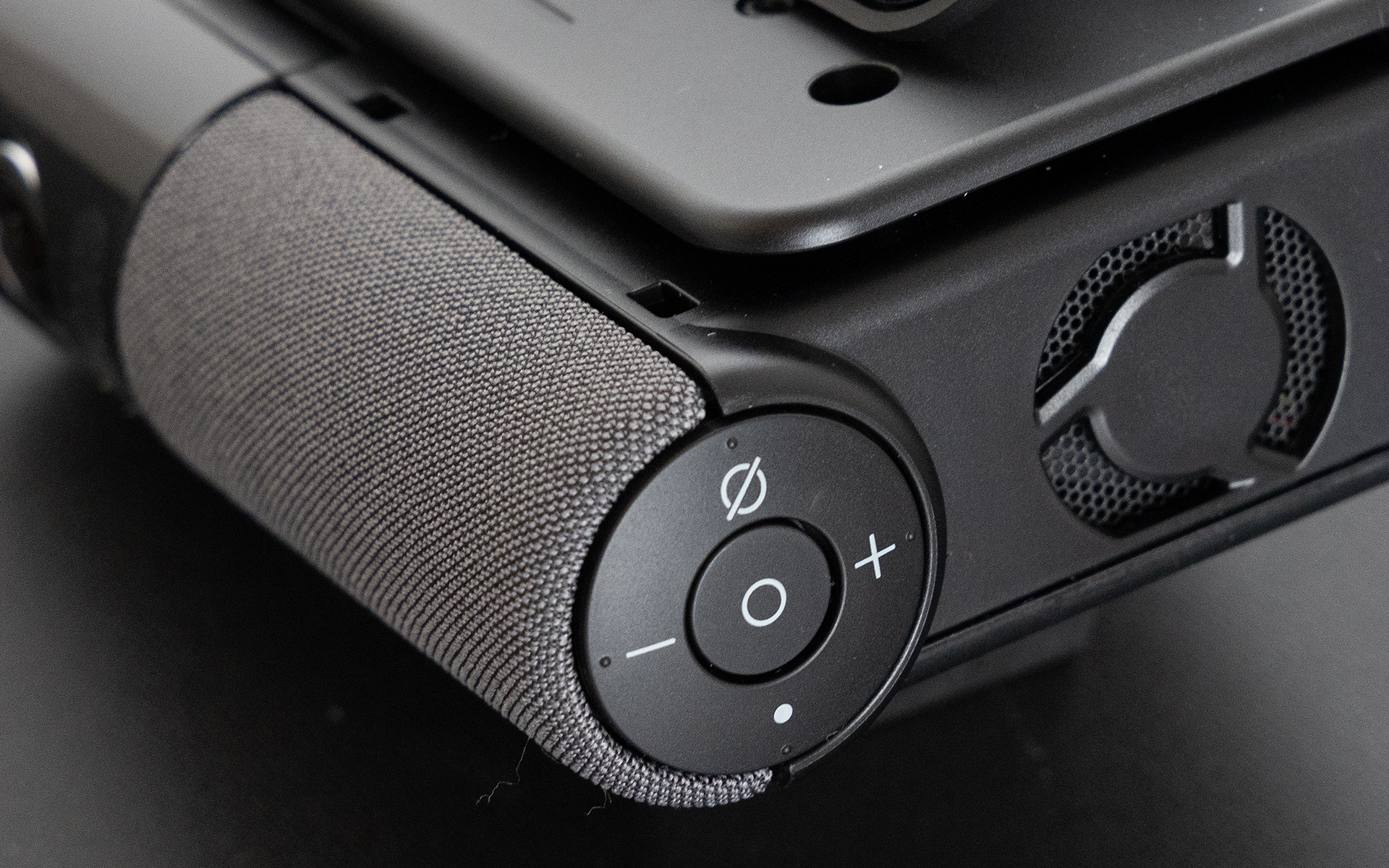 手動操作用のボタン類は車内取り付け方向で右側面手前に集めてある