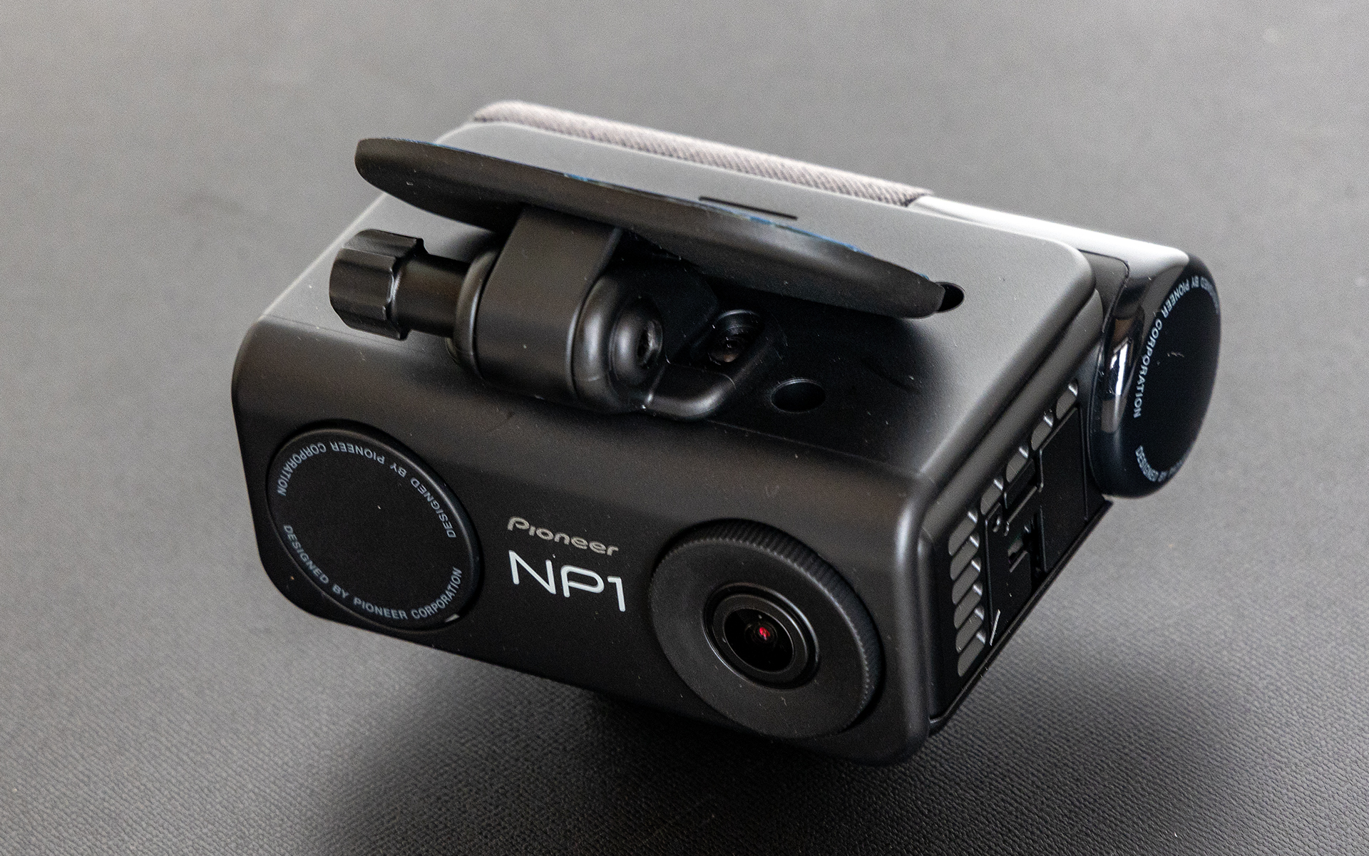 本体サイズは118×36×93mm（幅×高さ×奥行き）。重量は300g