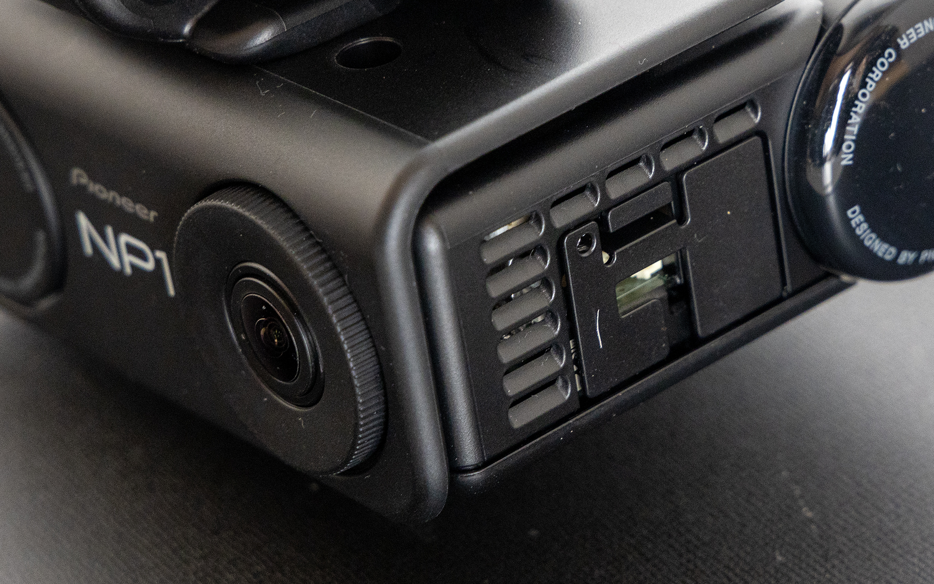 フロントカメラ横のボディにケーブルコネクター部やmicroSDカード、simカードスロットがある。アクセスするにはコネクターカバーを外す