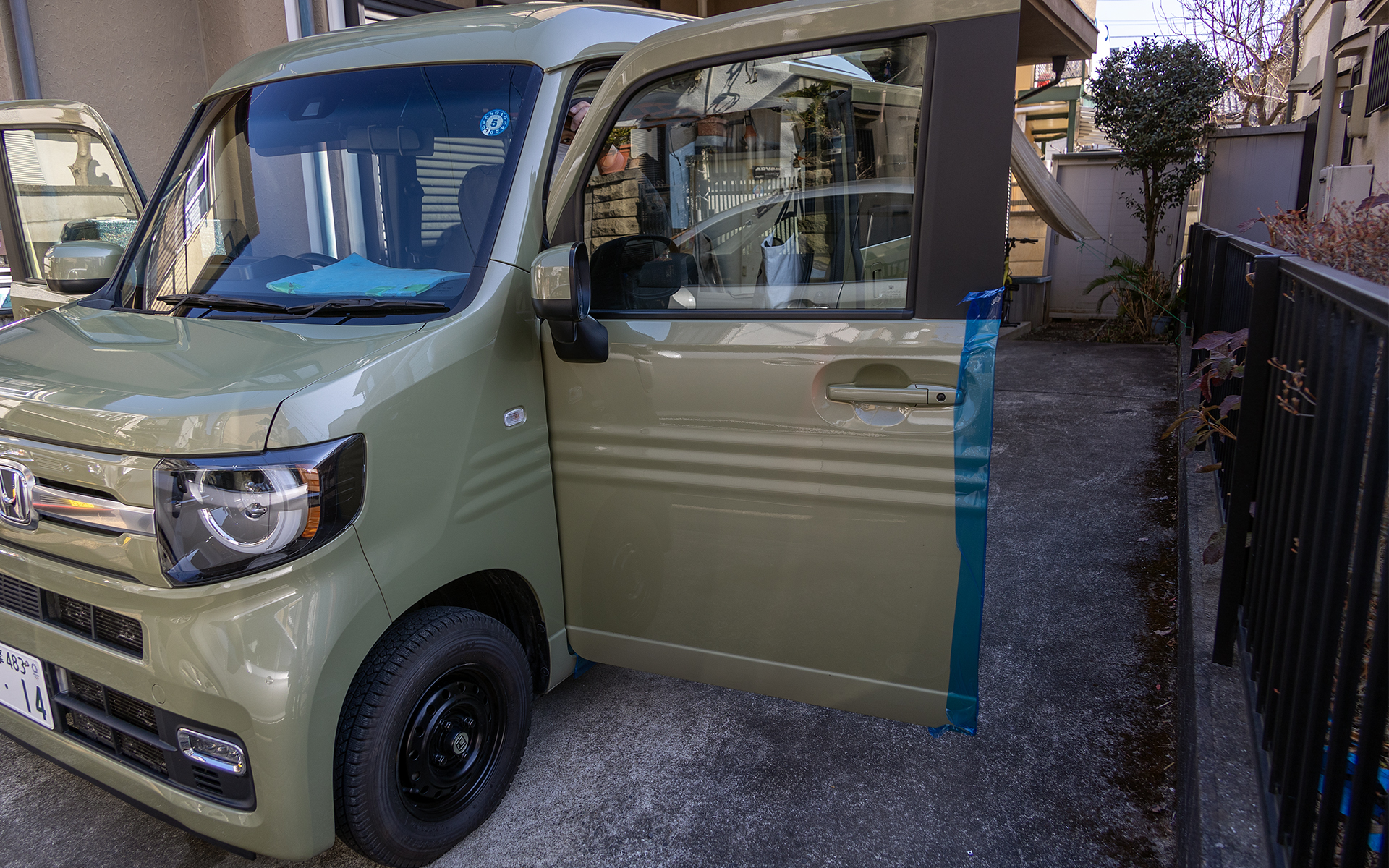 クルマのドアが全開にできるスペースが必要。技術者もクルマでくるので、その分の駐車スペースも用意しておくこと