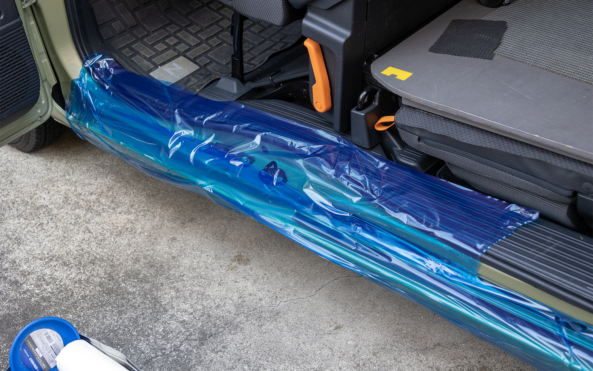 作業前にボディに養生。大きな音が出る工具などは使用しないので周辺への騒音の心配はない