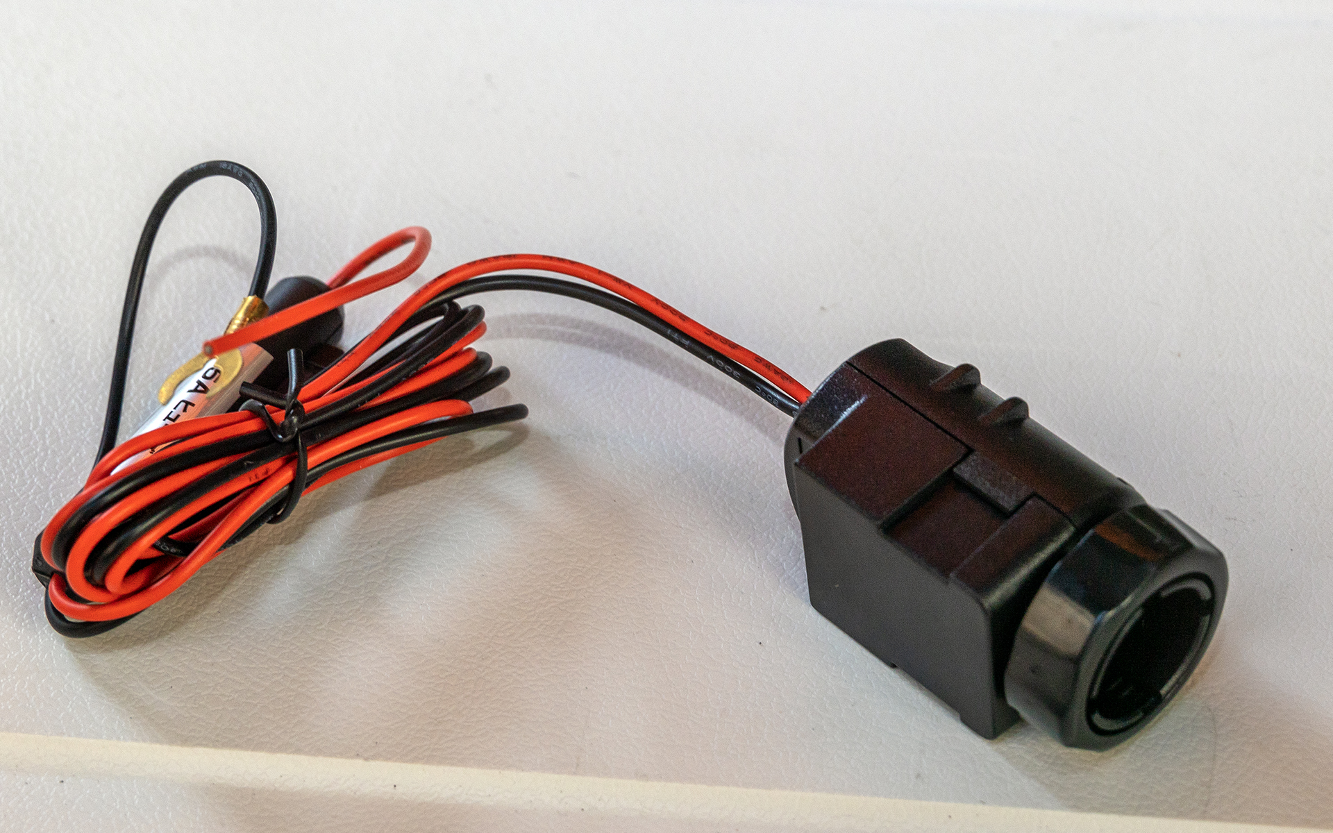 出張取付けサービスを利用した場合は電源が分岐して取れるアクセサリーソケットを使用。外から見えない場所にNP1の配線や電源プラグを配置してくれるのでスッキリ付く。これだけでも依頼する価値あるかも。ソケット代は最初の料金に含まれている