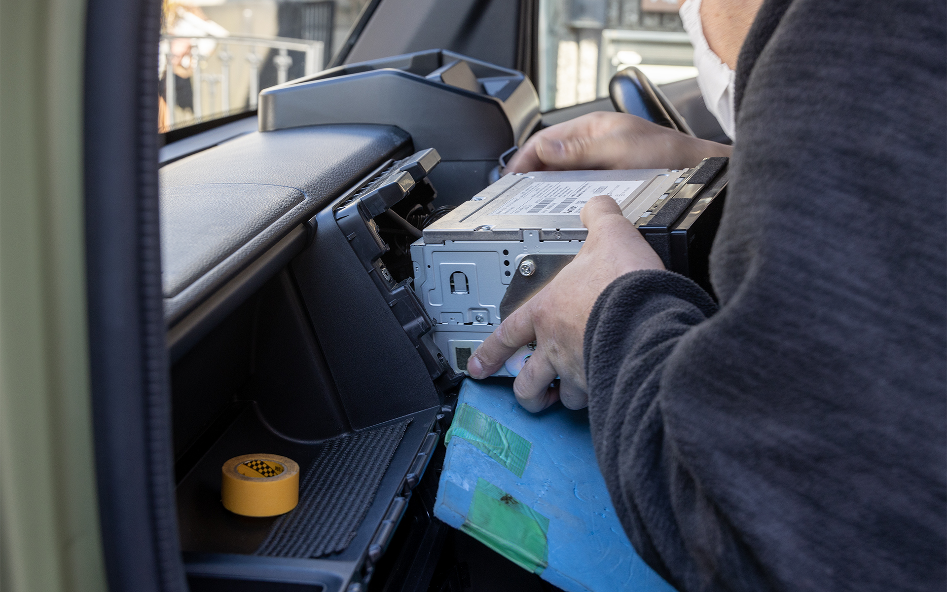 駐車監視用電源ケーブルを付ける場合は、NP1の電源もここから取ることになる。駐車監視用電源ケーブルはカーナビ配線の電源線に割り込ませるのでカーナビを外す