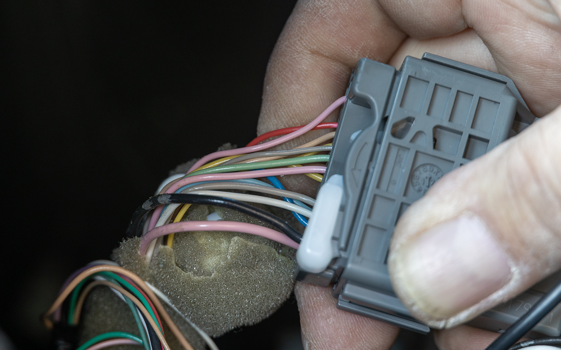 最近のクルマの配線は径が細くなっているので、割り込みさせるときは断線させないよう注意が必要