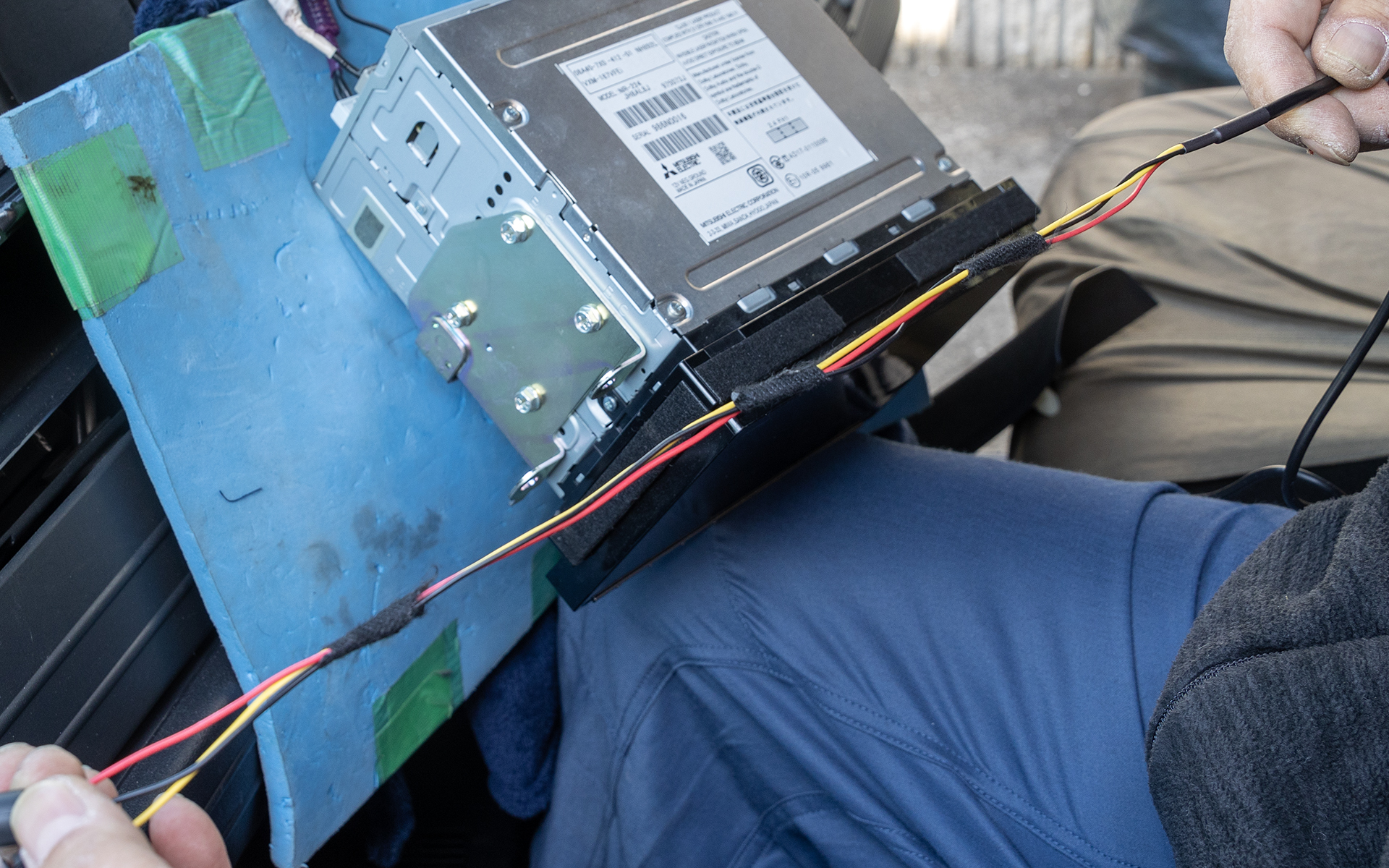 追加した配線はしまったあとにぐちゃぐちゃにならないようテープでキレイにまとめられる