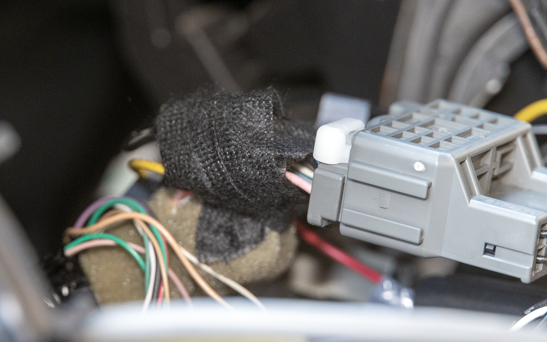 タップが追加された部分にはテープでカバー。カーナビを戻した後にどこかに触れても音が出ないようにするため。配線処理と合わせて丁寧な作業だ