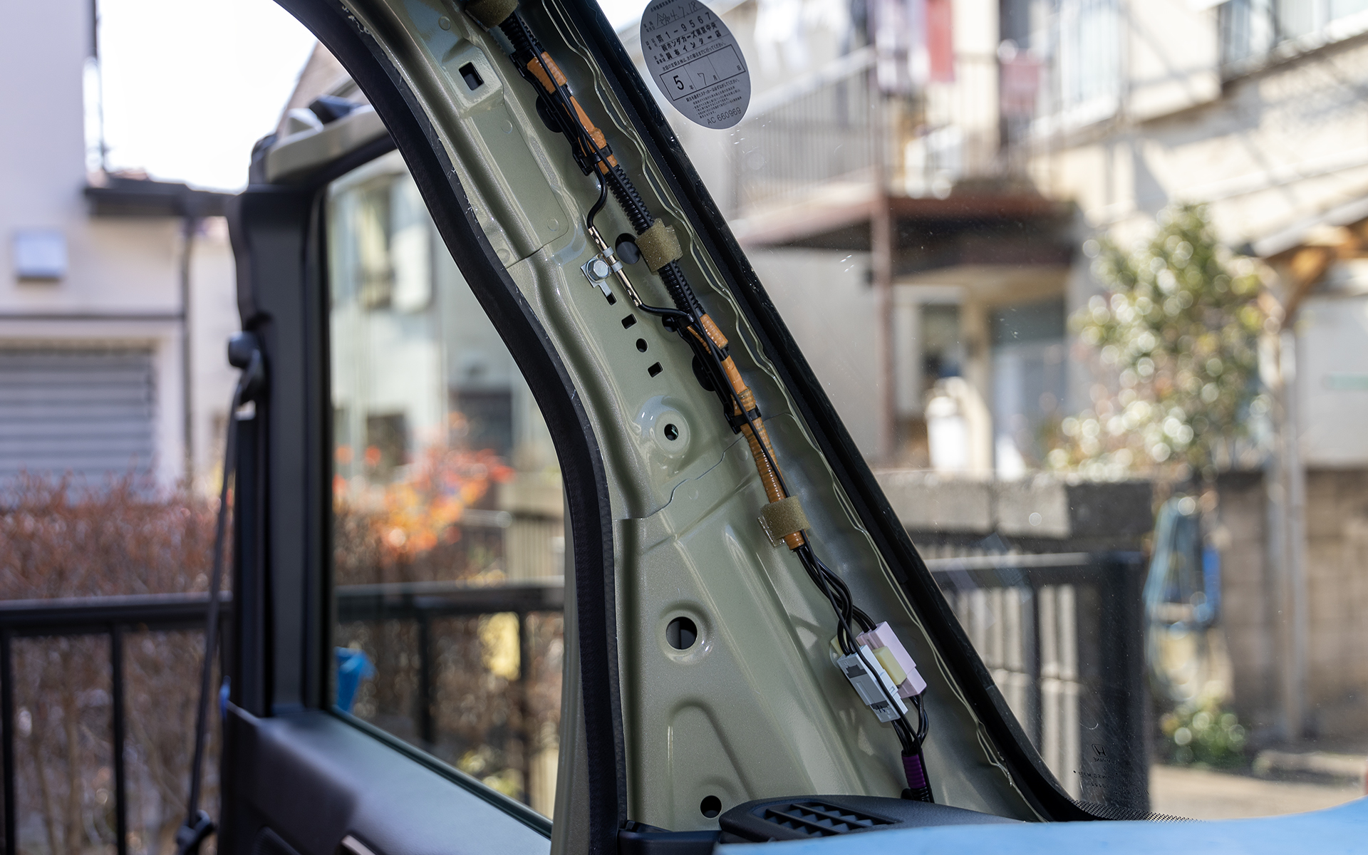 ナビ裏からの配線はダッシュボード裏を通り、さらにピラーカバー裏を取りまわす。内装を外す作業は力の入れ具合や「どこで留まっているか」の見極めも大事なので、DIYでは難易度が高い部類。古いクルマだとツメを折ることもあるので、配線を隠したいのならプロに作業を依頼することを勧める