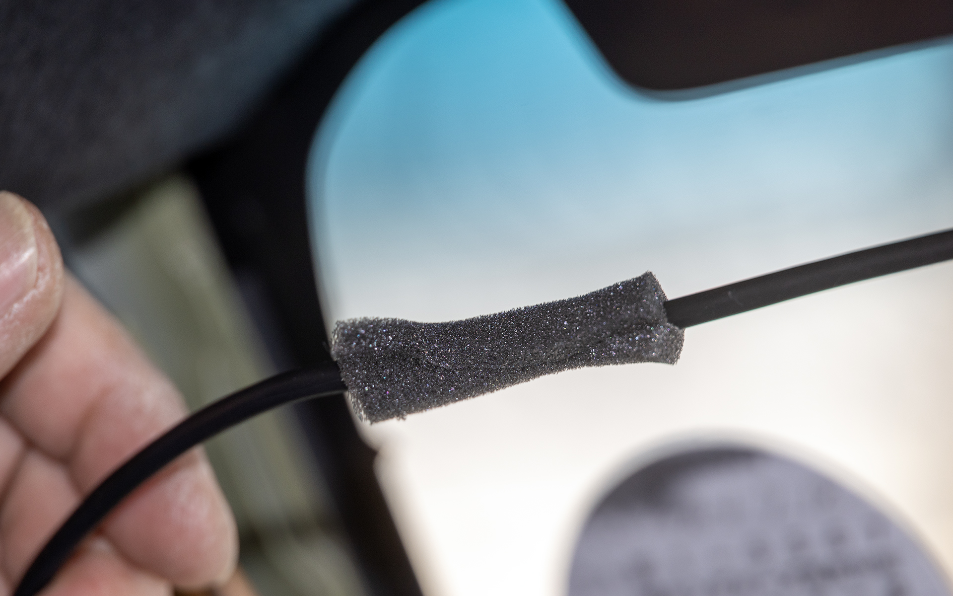 ここは押し込むだけなのでなんらかの要因で配線が落ちてこないよう、押し込む配線には「引っかかり」を作る目的でスポンジテープを巻いていた