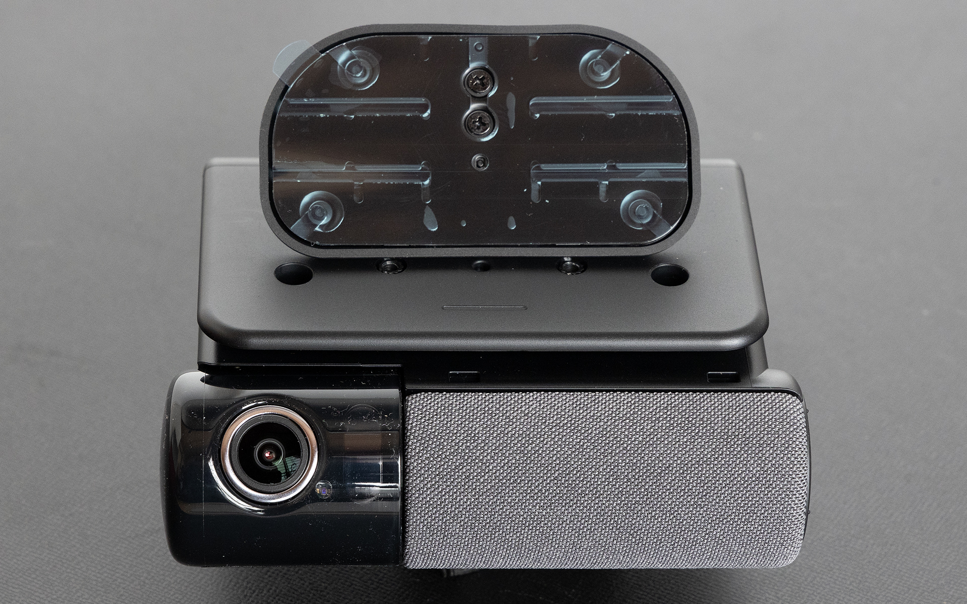 NP1のインカメラはこのように上下に動くので、フロントカメラ位置を決めた後はインカメラを動かして室内側の位置を調整