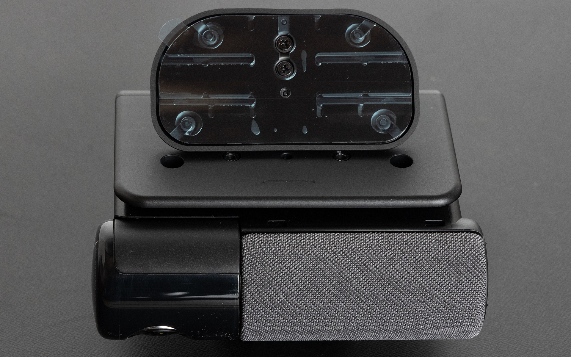 NP1のインカメラはこのように上下に動くので、フロントカメラ位置を決めた後はインカメラを動かして室内側の位置を調整