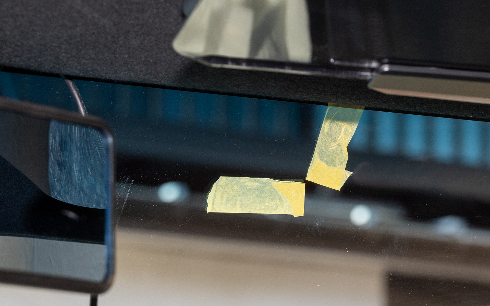 位置が決まったらマスキングテープで位置をマークする