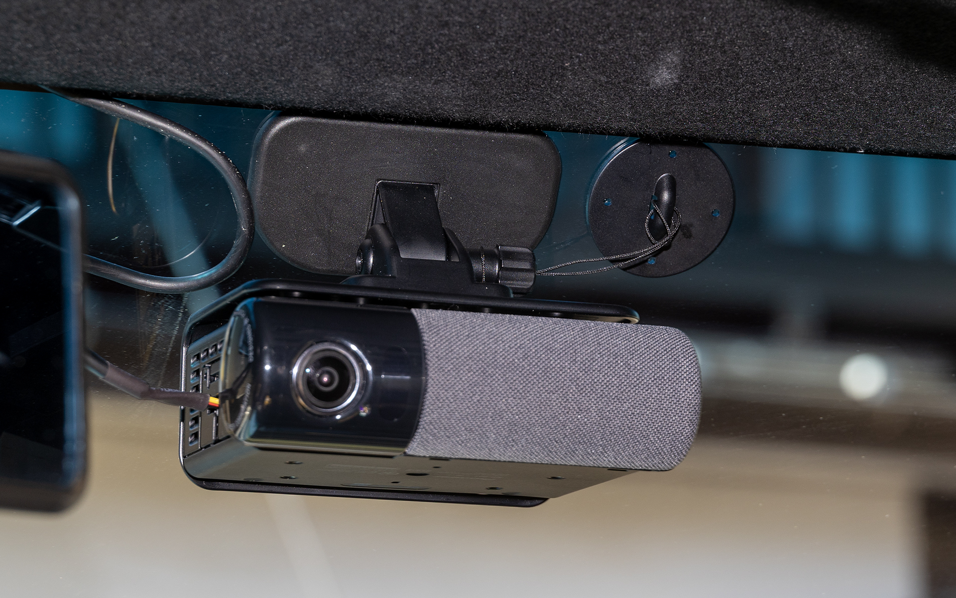 接着面のガラスをクリーナーでキレイにしてから基台裏のテープをはがして接着。基台のテープだけでもしっかり付くが、念のためということで「落下防止ストラップ付き台座」も付属している。こちらも付けておいた