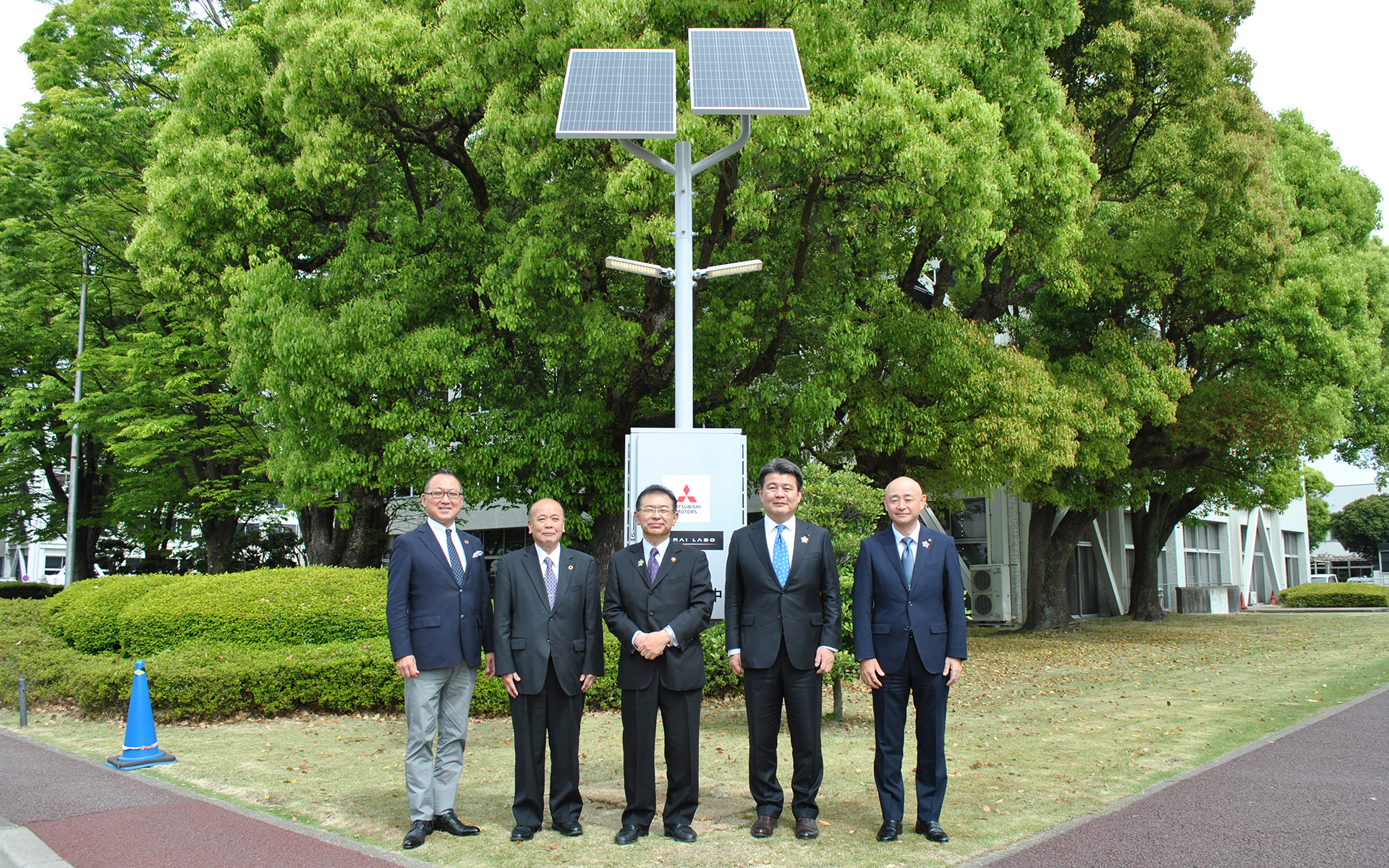 左からMIRAI-LABO株式会社 代表取締役社長 平塚利男氏、岡崎市 副市長 清水康則氏、岡崎市 市長 中根康浩氏、三菱自動車執行役員の岩本和明氏、岡崎製作所長の今井一智氏