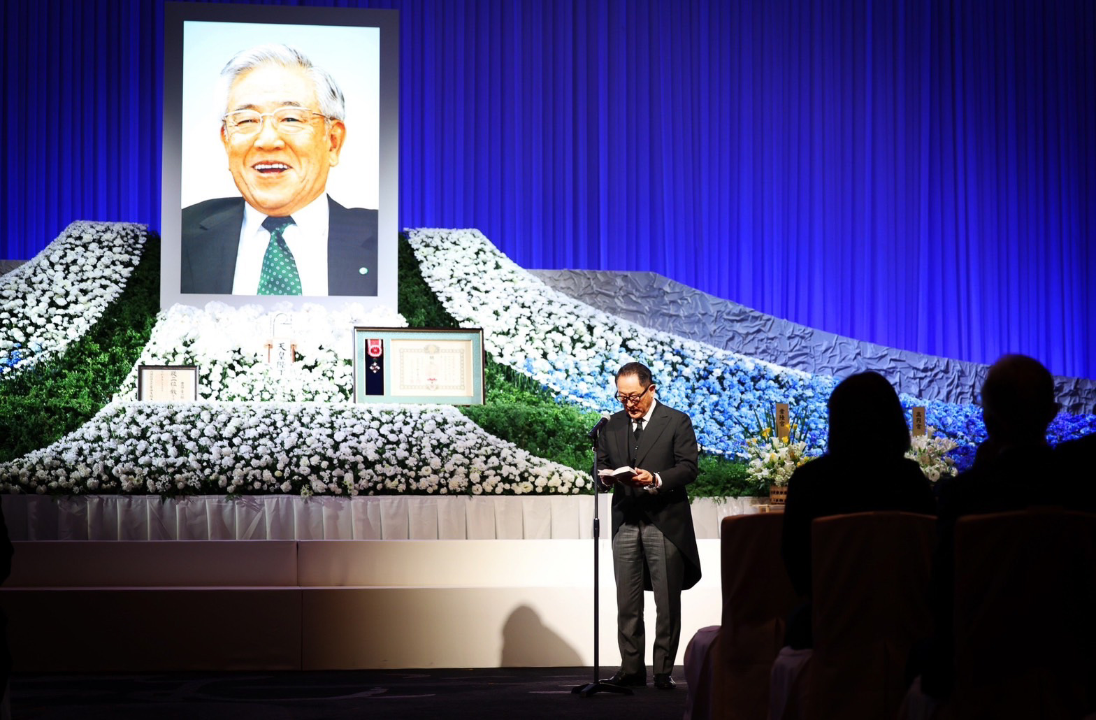 4月24日開催された「豊田章一郎お別れの会」。遺族代表あいさつを行なう豊田章男氏