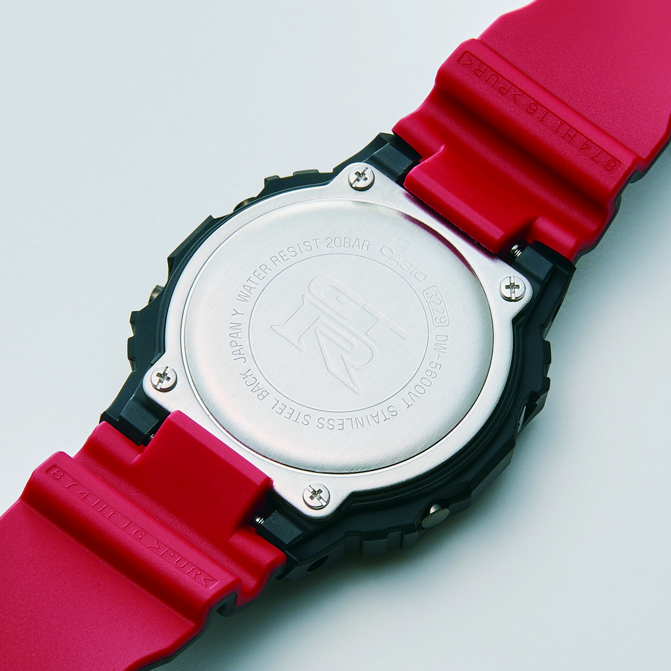 裏面には「R」のロゴがあしらわれる