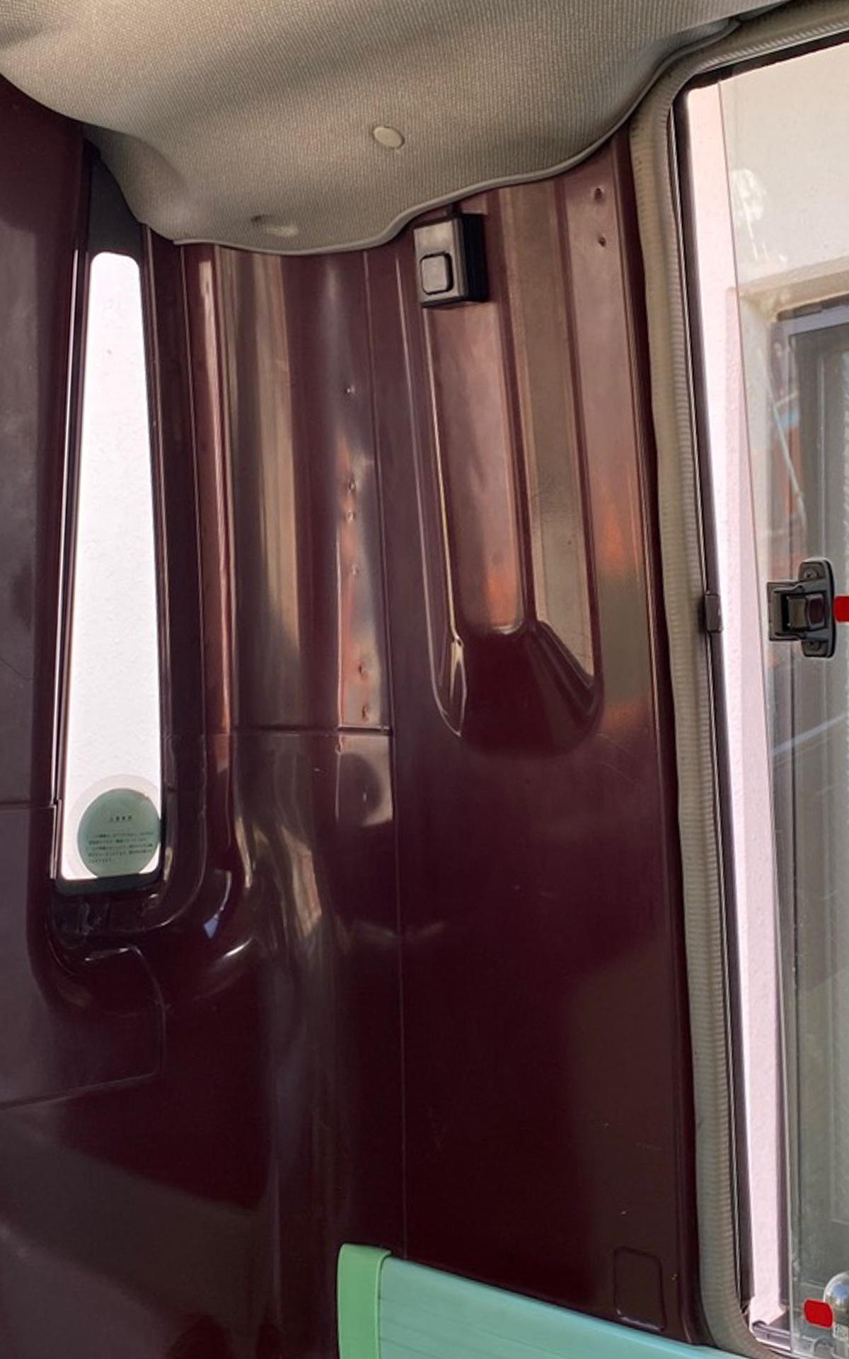 写真では小さくてわかりにくいですが、バス最後部に設置されている安全確認ボタンがこちら。前からここまで押しにくる間に、もし残された子どもがいたら絶対に気づくはずですが、ヒューマンエラーには絶対はないので、何かあれば“心臓に悪いほど大きな音”といわれる車外警報が鳴って危険を知らせます