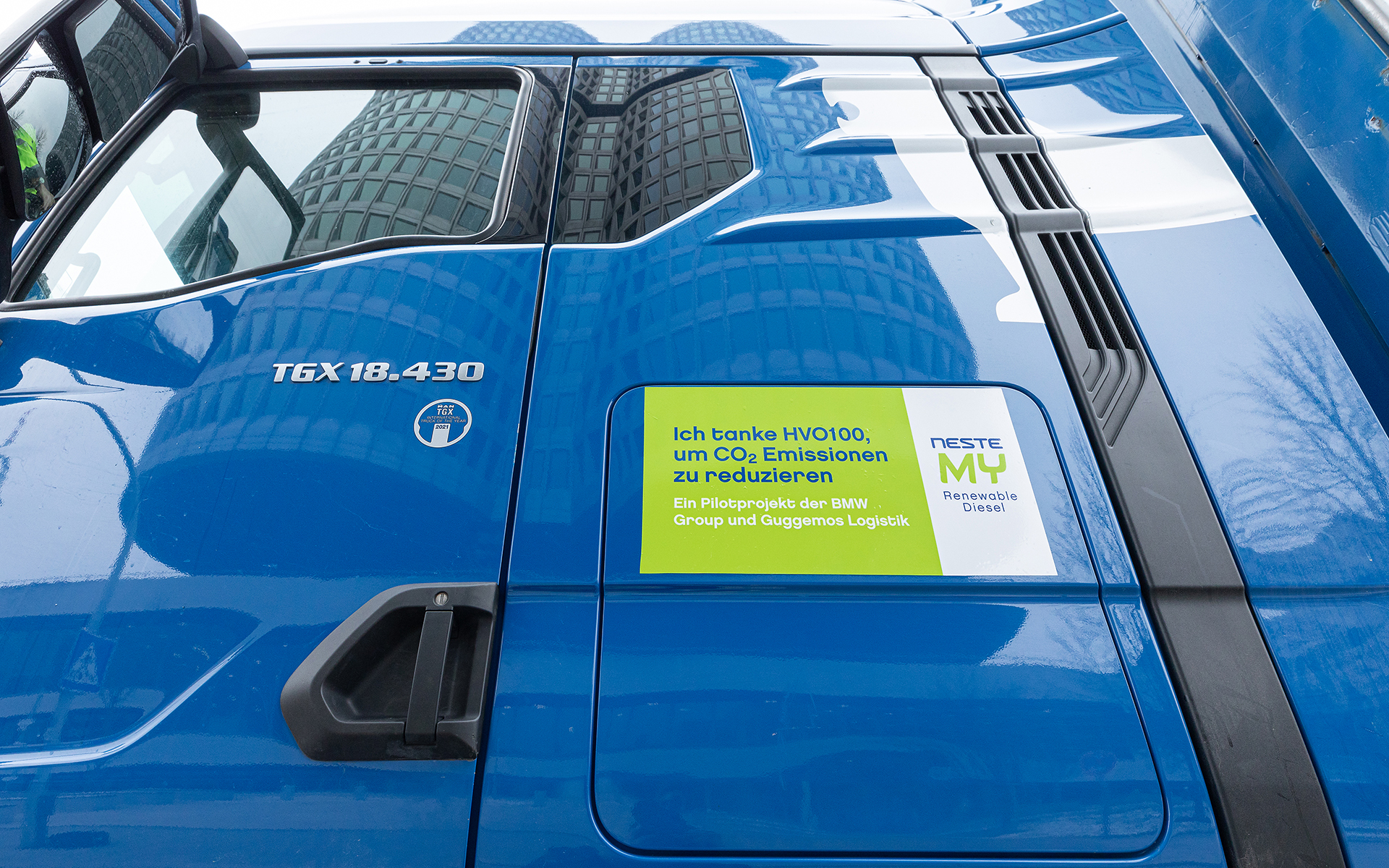 グッゲモス（GVトラックネット）のトラックでは、エコロジー認証として「Ich tanke HVO100, um CO2 -Emissionen zu senken（CO2削減のため、HVO100を使用）」と記載した緑色のステッカーを掲げる