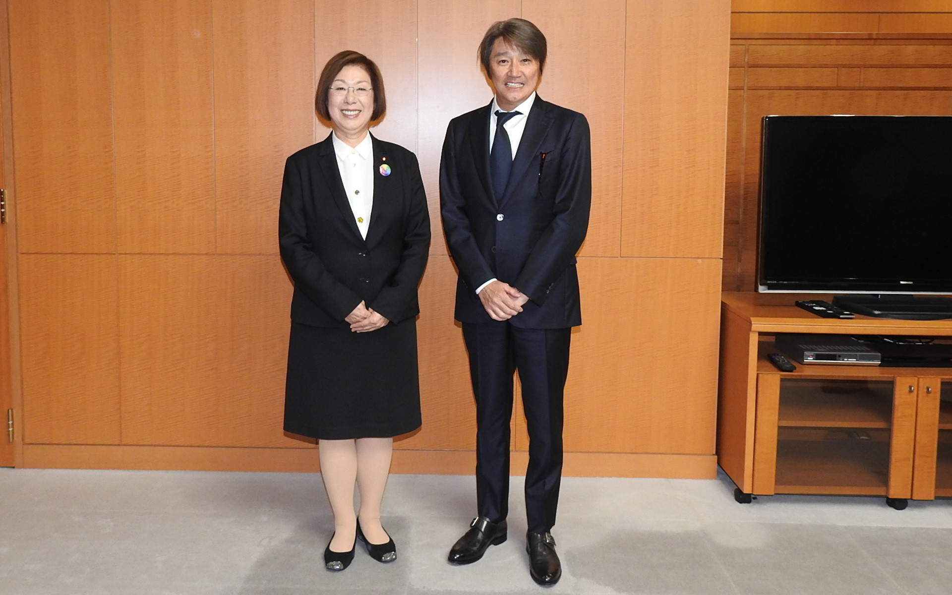 文部科学大臣 永岡桂子氏（左）と株式会社日本レースプロモーションの取締役会長 近藤真彦氏（右）