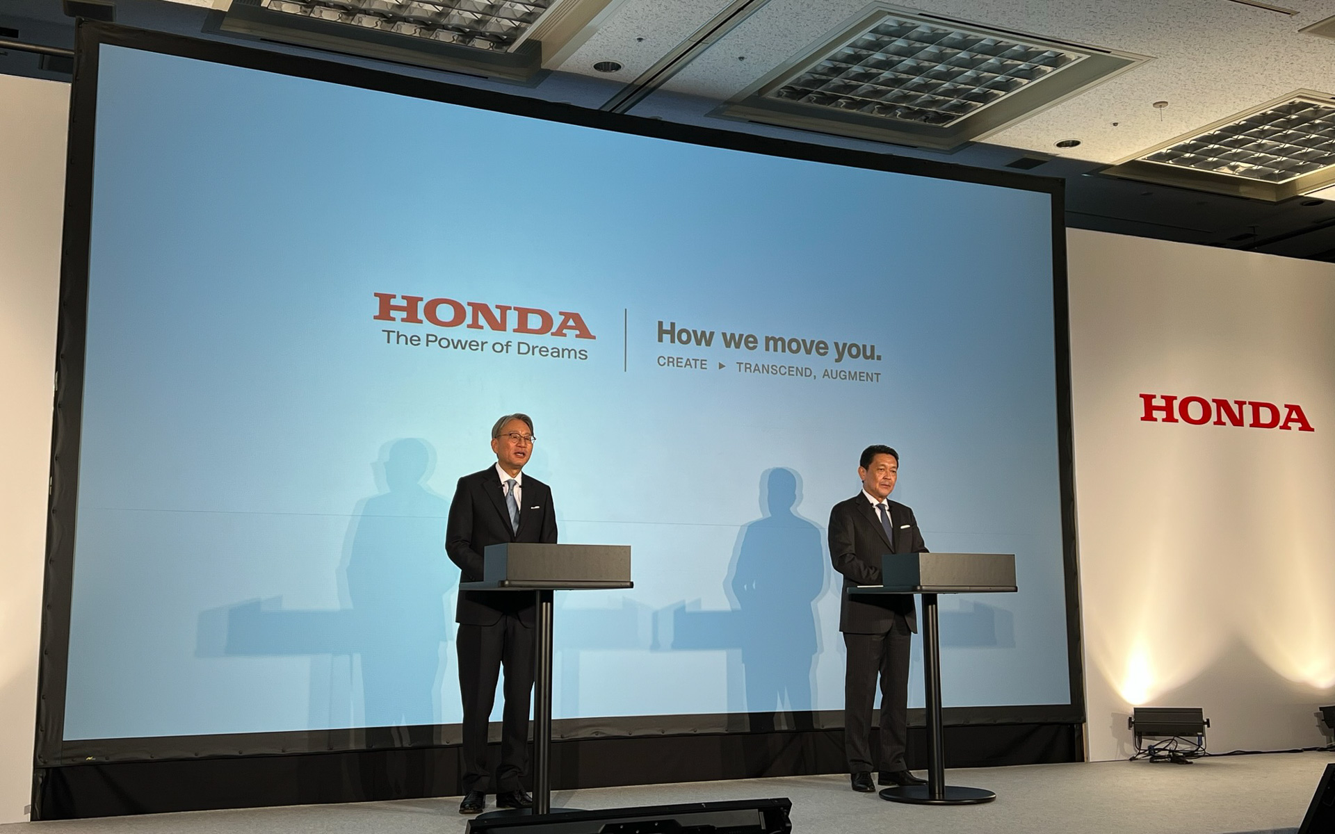 TSMCとの話し合いは取締役 代表執行役副社長 青山真二氏（右）が担当。三部社長（左）とともに質疑に答えた