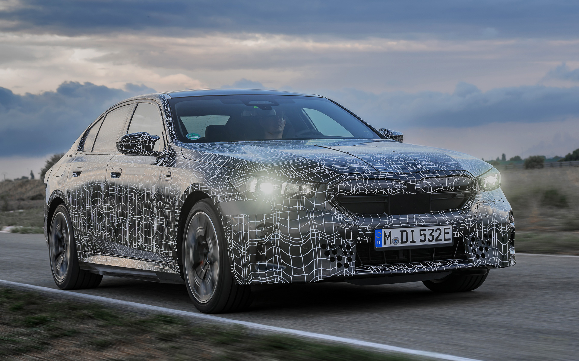 BMWが開発中の新型5シリーズに「視線誘導による自動車線変更機能」を世界初搭載した。写真はi5 M60 xDrive