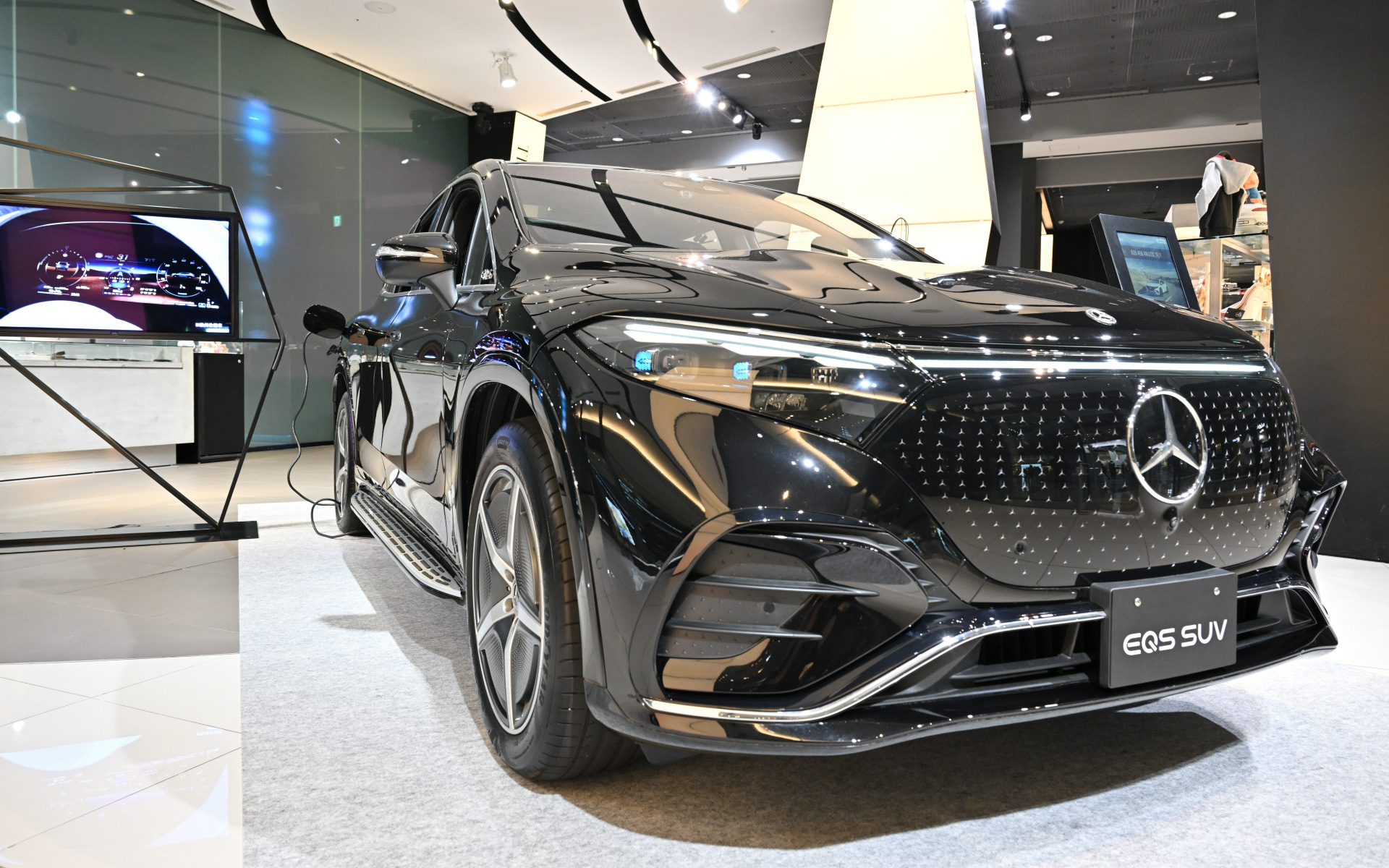 「Mercedes-Benz Experience」の最大の目玉として、日本未発表のEV「EQS 450 4MATIC SUV」を特別先行展示