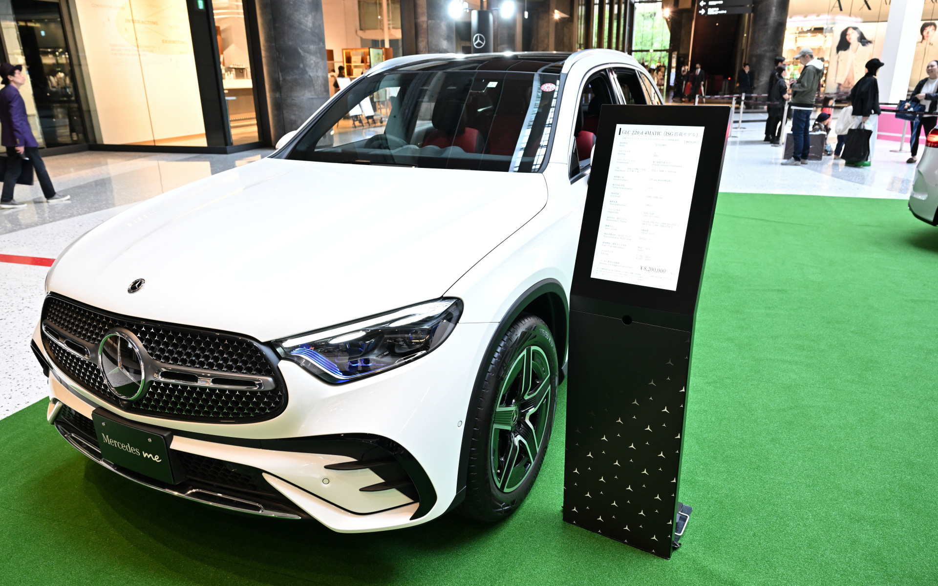 ナレッジプラザで展示展開されているアウトドアコラボレーション展示。GLC 220d 4MATIC（ISG搭載モデル）とB 180がデンマークのアウトドアブランド「NORDISK」とオーストラリアのスポーツブランド「QUICKSILVER」のコラボ展示を実施