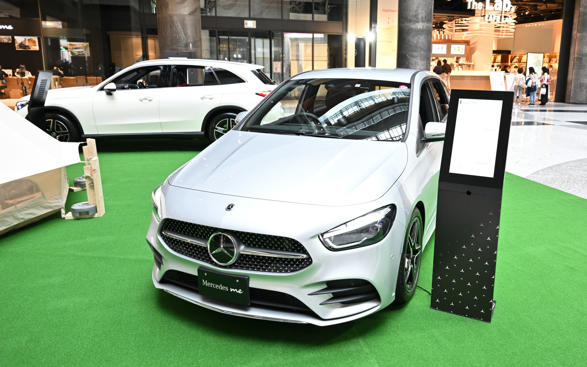 ナレッジプラザで展示展開されているアウトドアコラボレーション展示。GLC 220d 4MATIC（ISG搭載モデル）とB 180がデンマークのアウトドアブランド「NORDISK」とオーストラリアのスポーツブランド「QUICKSILVER」のコラボ展示を実施