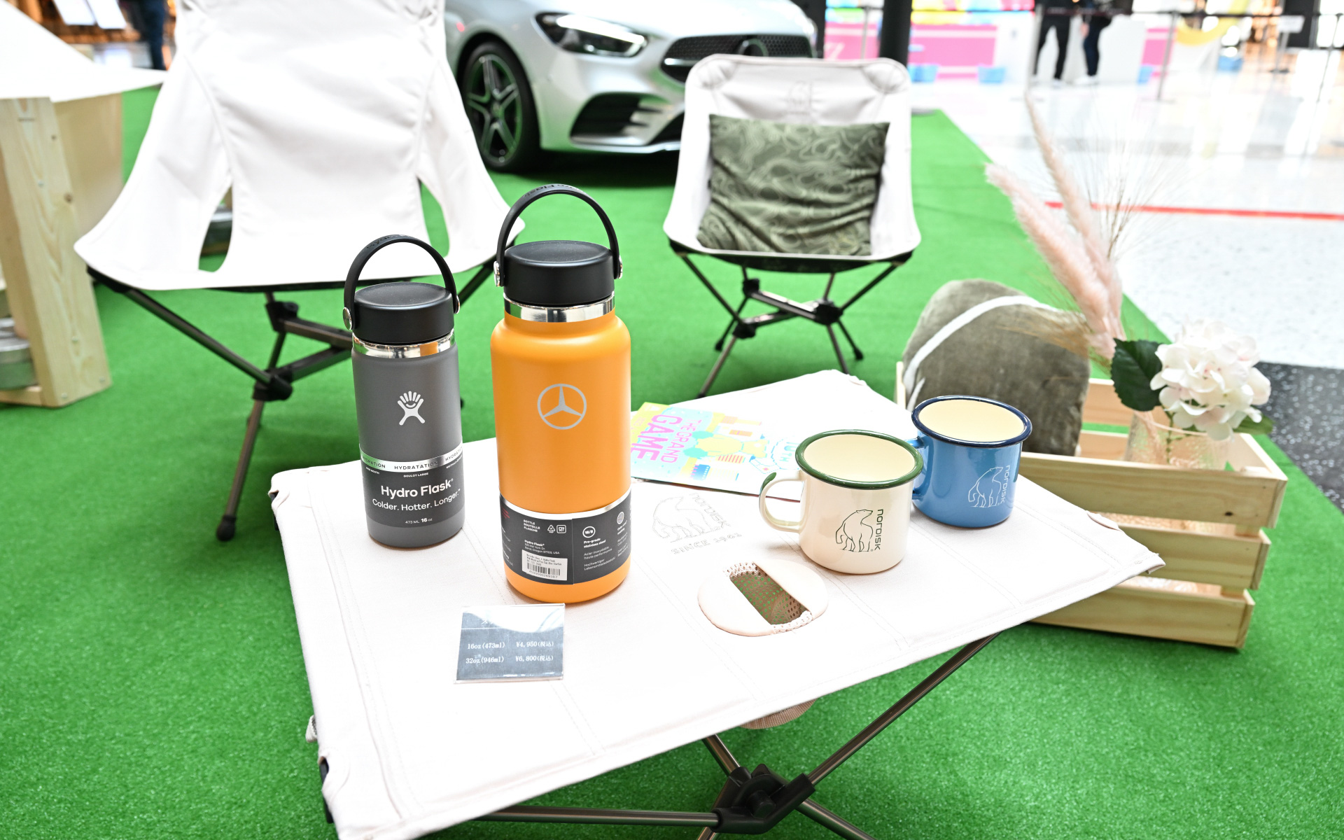 ナレッジプラザで展示展開されているアウトドアコラボレーション展示。GLC 220d 4MATIC（ISG搭載モデル）とB 180がデンマークのアウトドアブランド「NORDISK」とオーストラリアのスポーツブランド「QUICKSILVER」のコラボ展示を実施