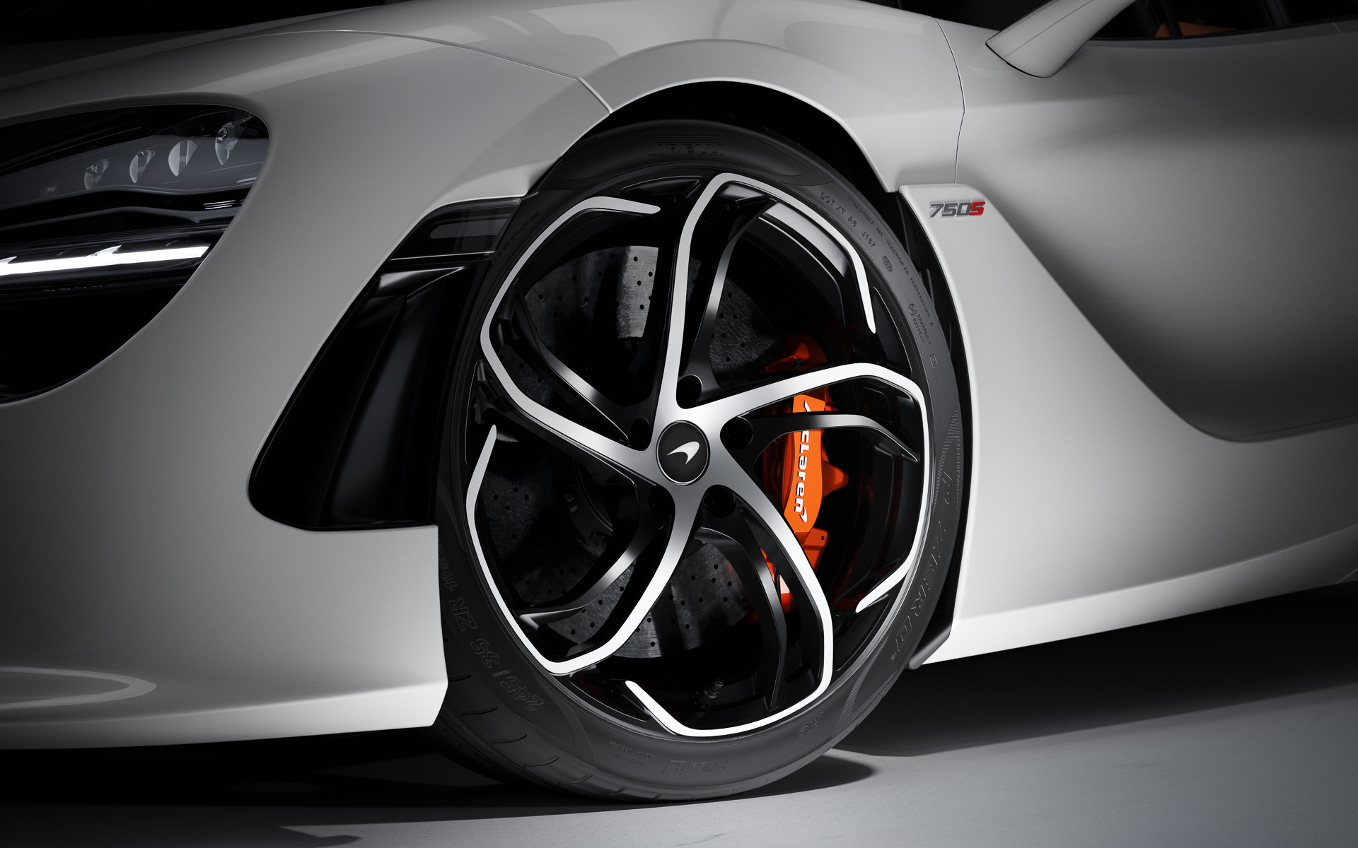 フロントは19インチ、リアは20インチを履く