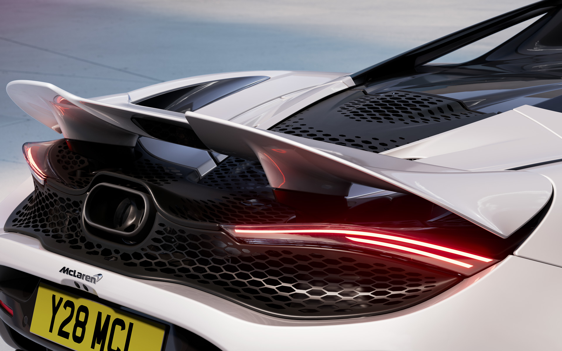 アクティブ・リアウイングを採用