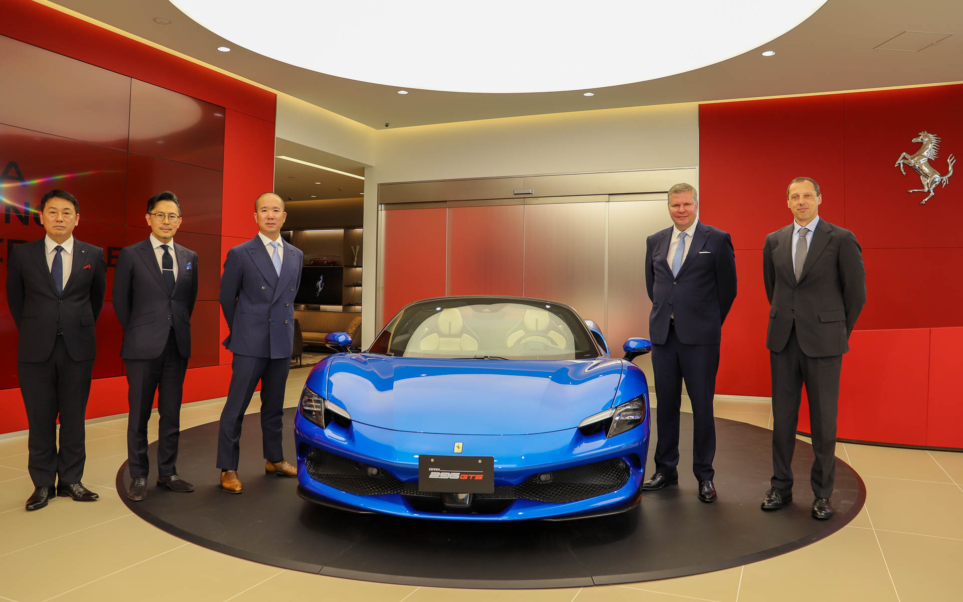 「コーンズ 芝ショールーム」を公開。左からコーンズ・モータース株式会社 芝ショールーム ゼネラルマネージャー 阿部俊孝氏、コーンズ・モータース株式会社 代表取締役社長 兼 CEO 林誠吾氏、コーンズ・アンド・カンパニー・リミテッド 代表取締役社長 渡謙作氏、President, Ferrari Far＆Middle-East ディータ・クネヒテル氏、フェラーリ・ジャパン 代表取締役社長 フェデリコ・パストレッリ氏
