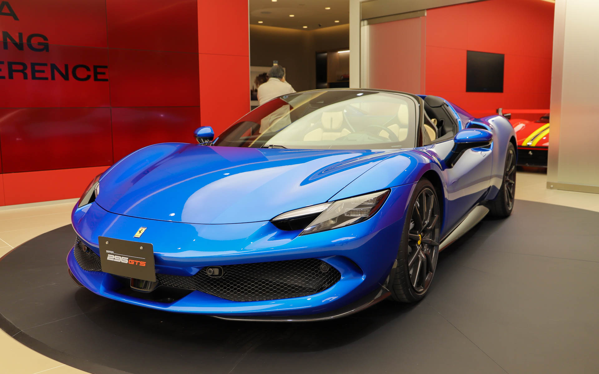 発表会で展示された「296 GTS」