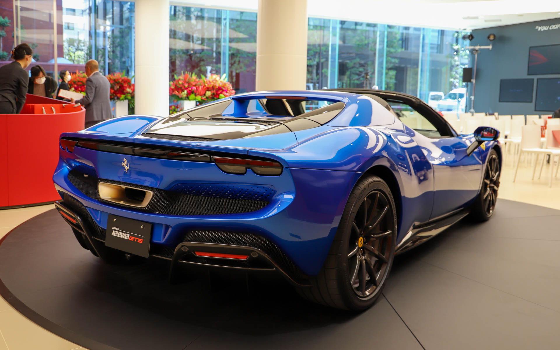 発表会で展示された「296 GTS」