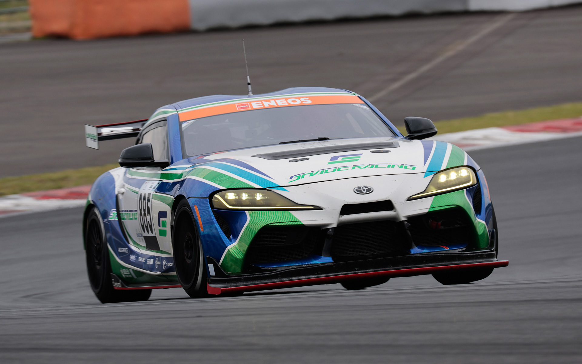 走行中のGRスープラ GT4