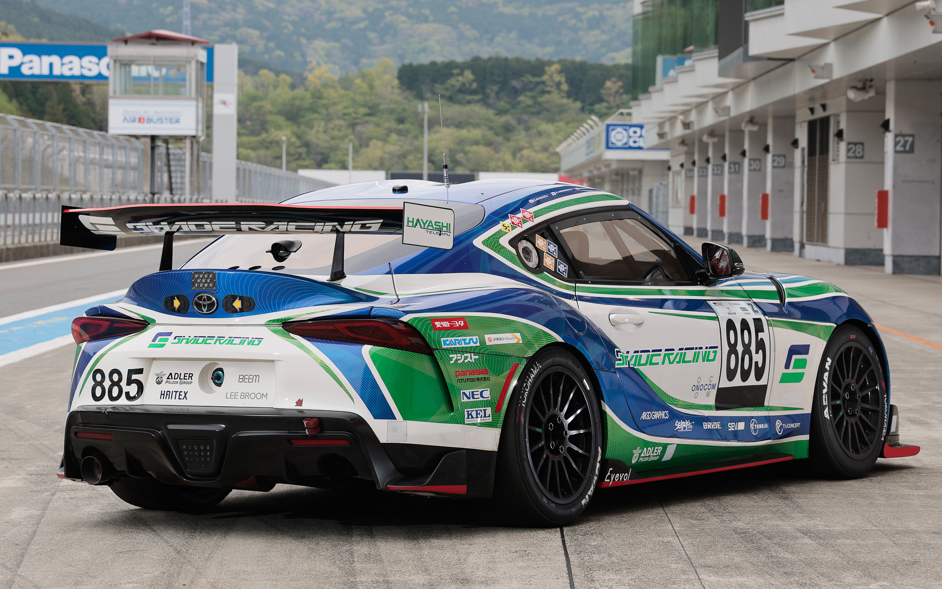 どこからどう見てもレーシングカーだが、ボディは市販車と同じ