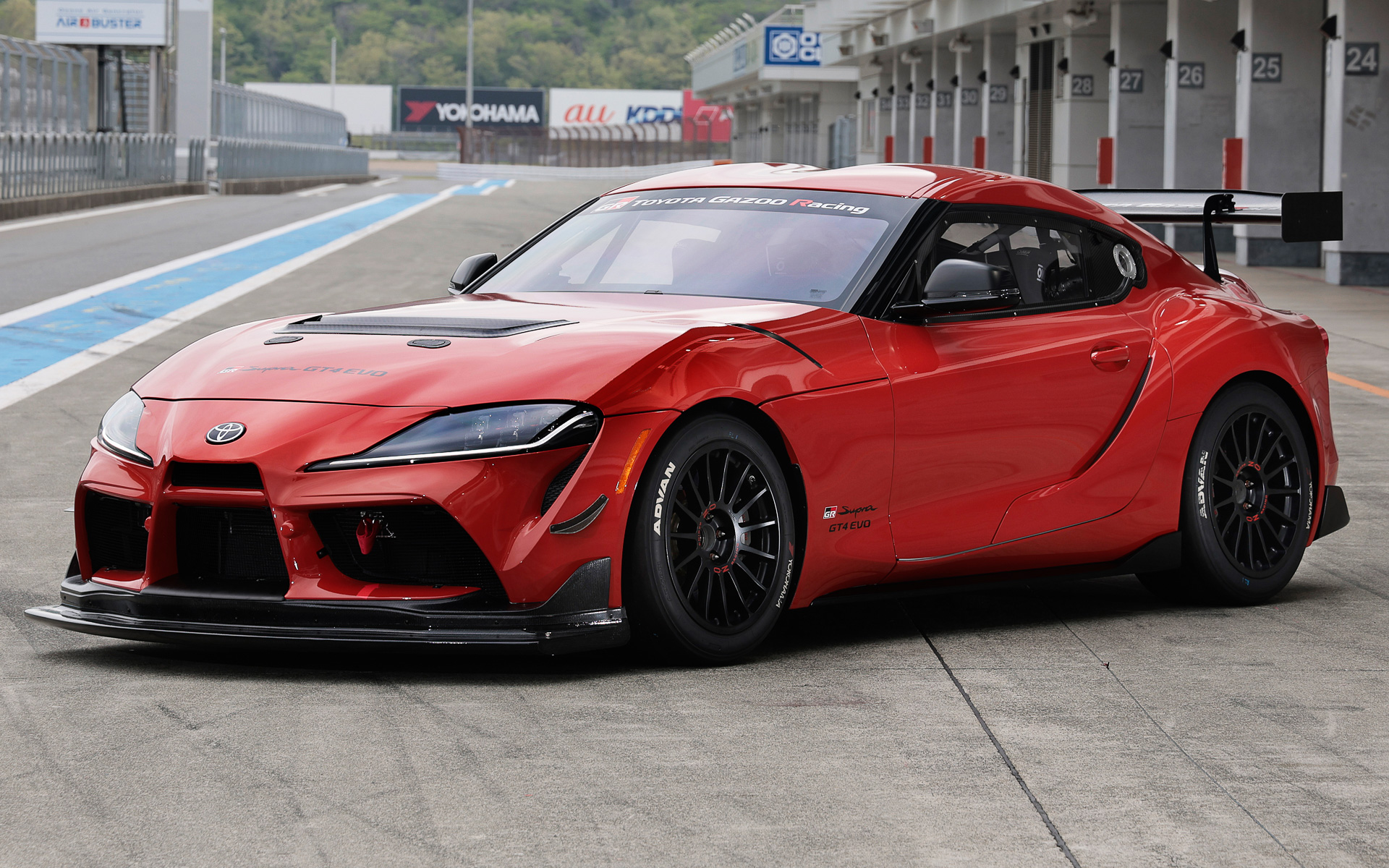 GRスープラ GT4 Evo。外観上の違いはフロントフェンダー部に追加されたカナード。価格は2400万円（輸送費別）