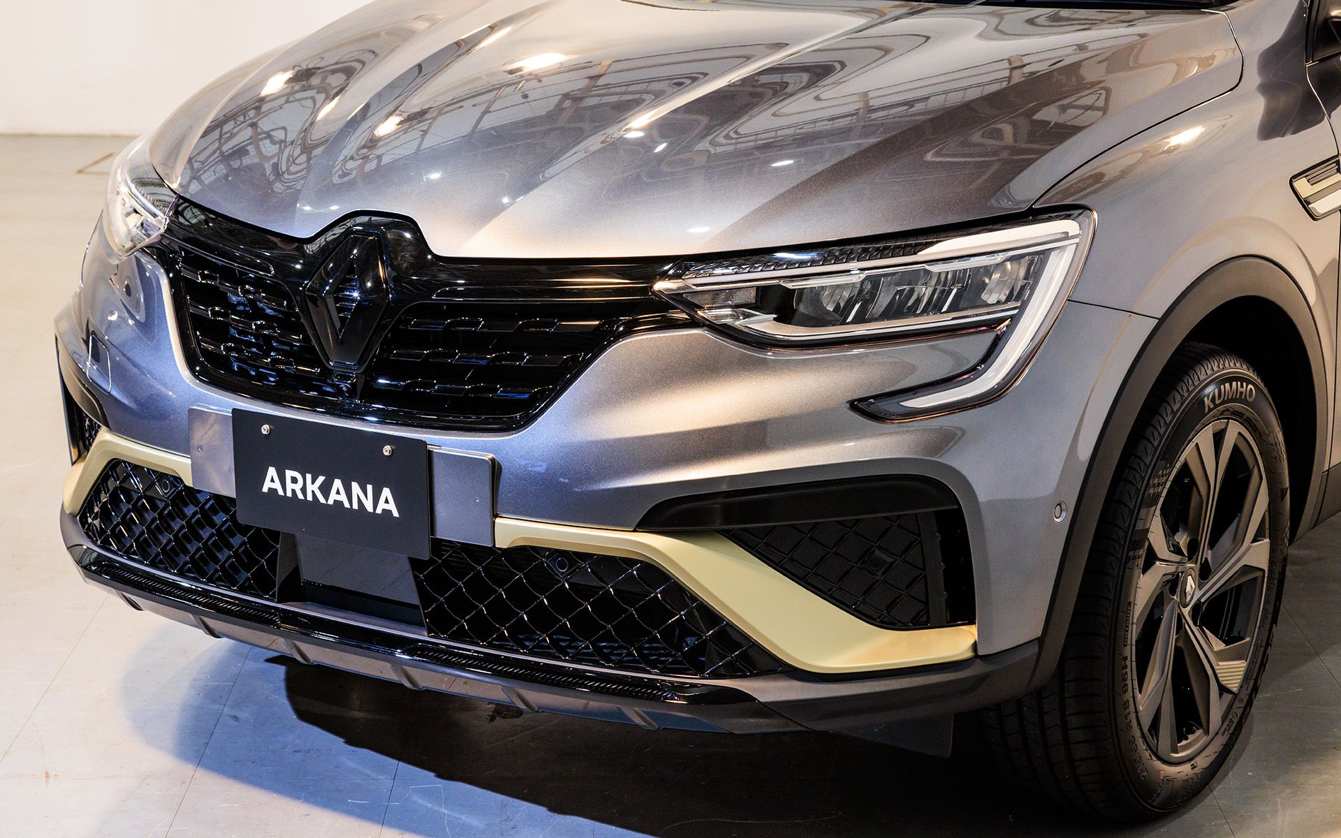 ブラックアウトされたグリルにウォームチタニウムのF1ブレードが映える