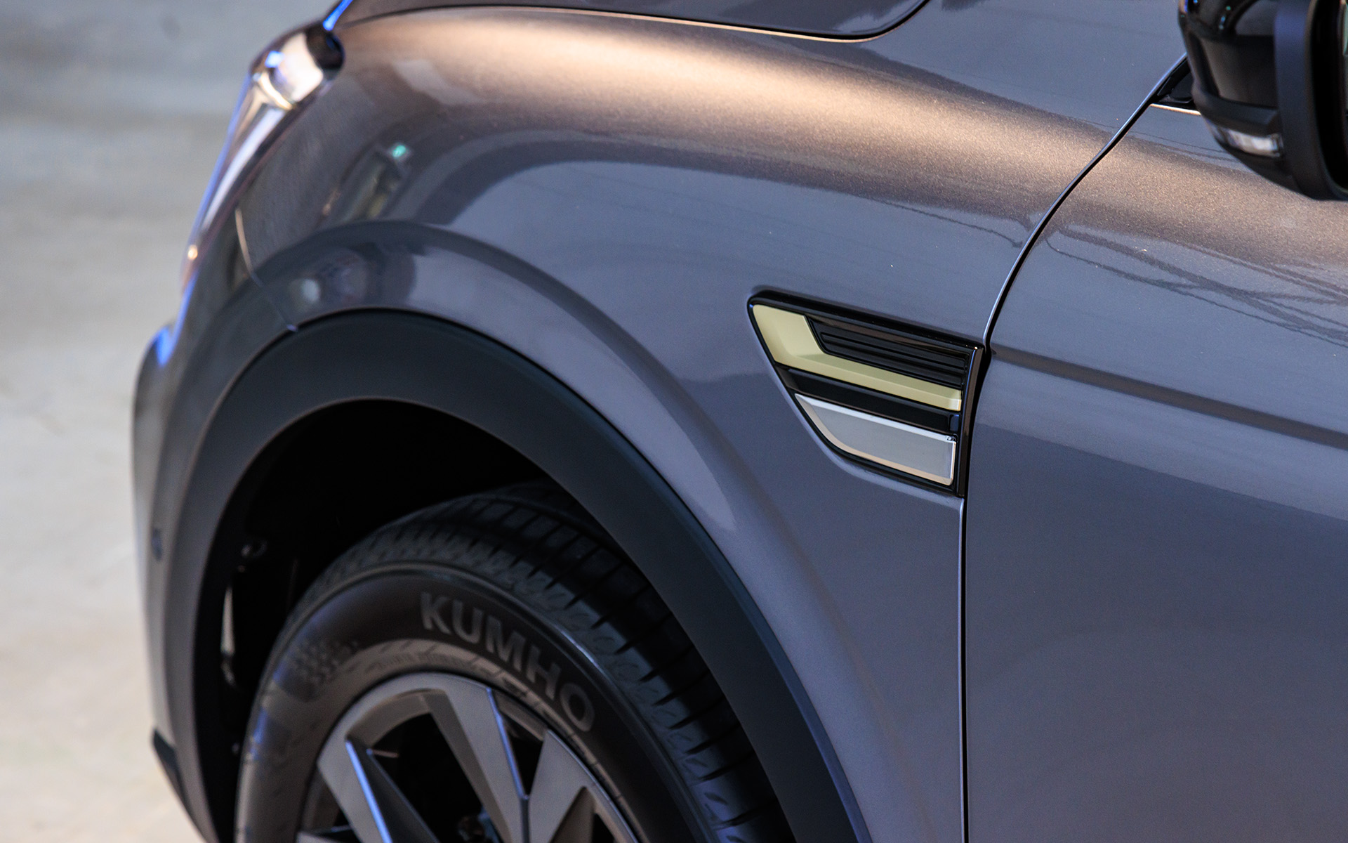 フェンダー部にも両カラーのコンビネーションアクセントを用意