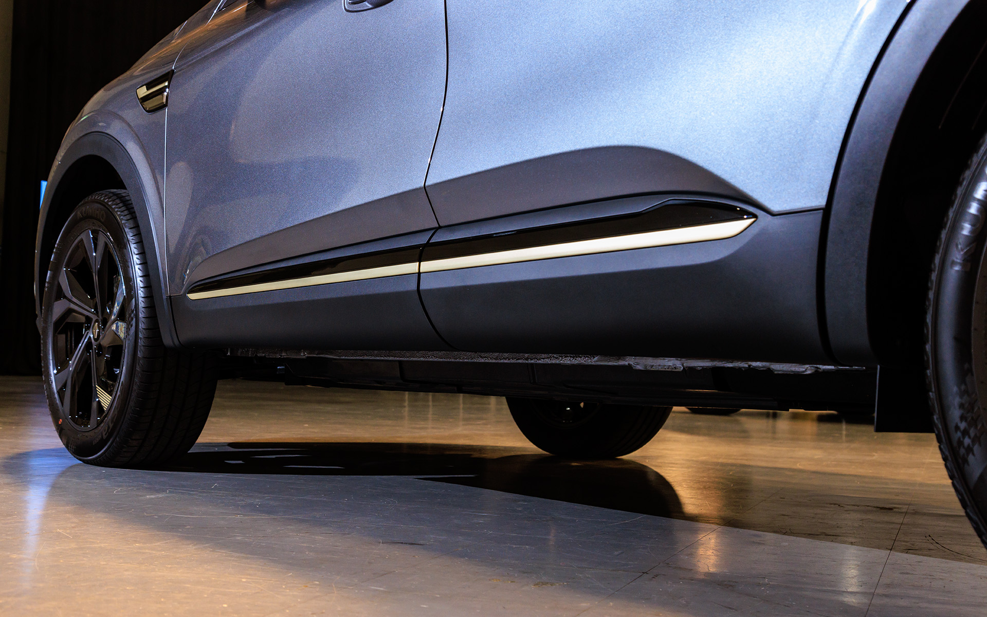 ボディサイドのプロテクションモールも同様