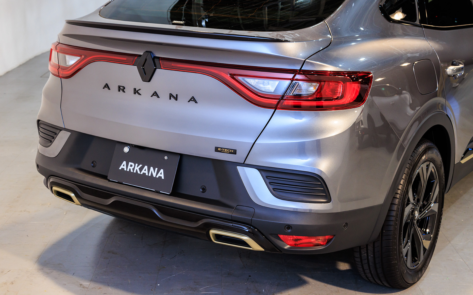 リアまわり。ブリリアントブラックのリアスポイラーを装着