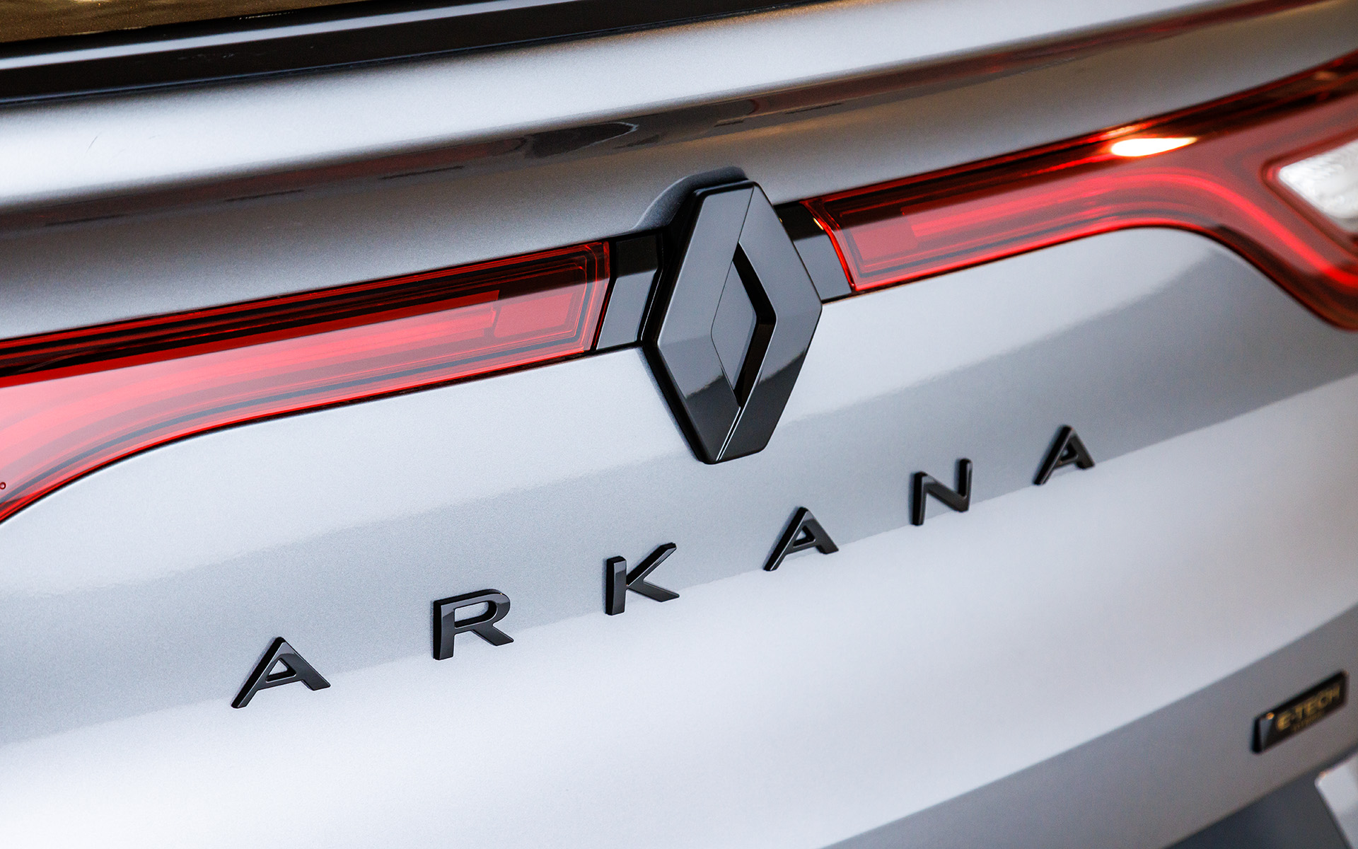 リアエンブレムもブリリアントブラック