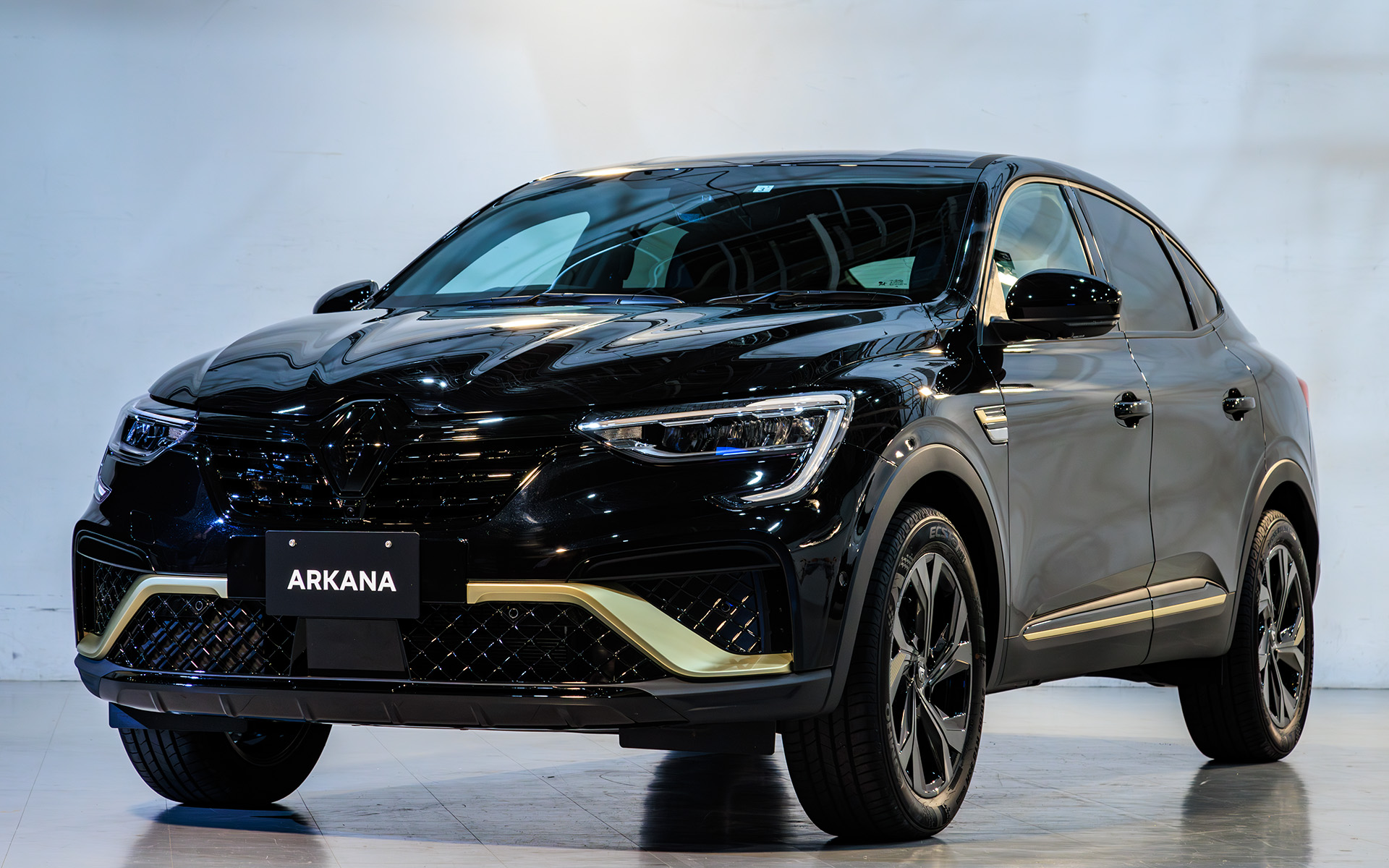 ノワール メタル メタリック。専用パーツはどのカラーでも同一だが印象はそれぞれのカラーで大きく異なる