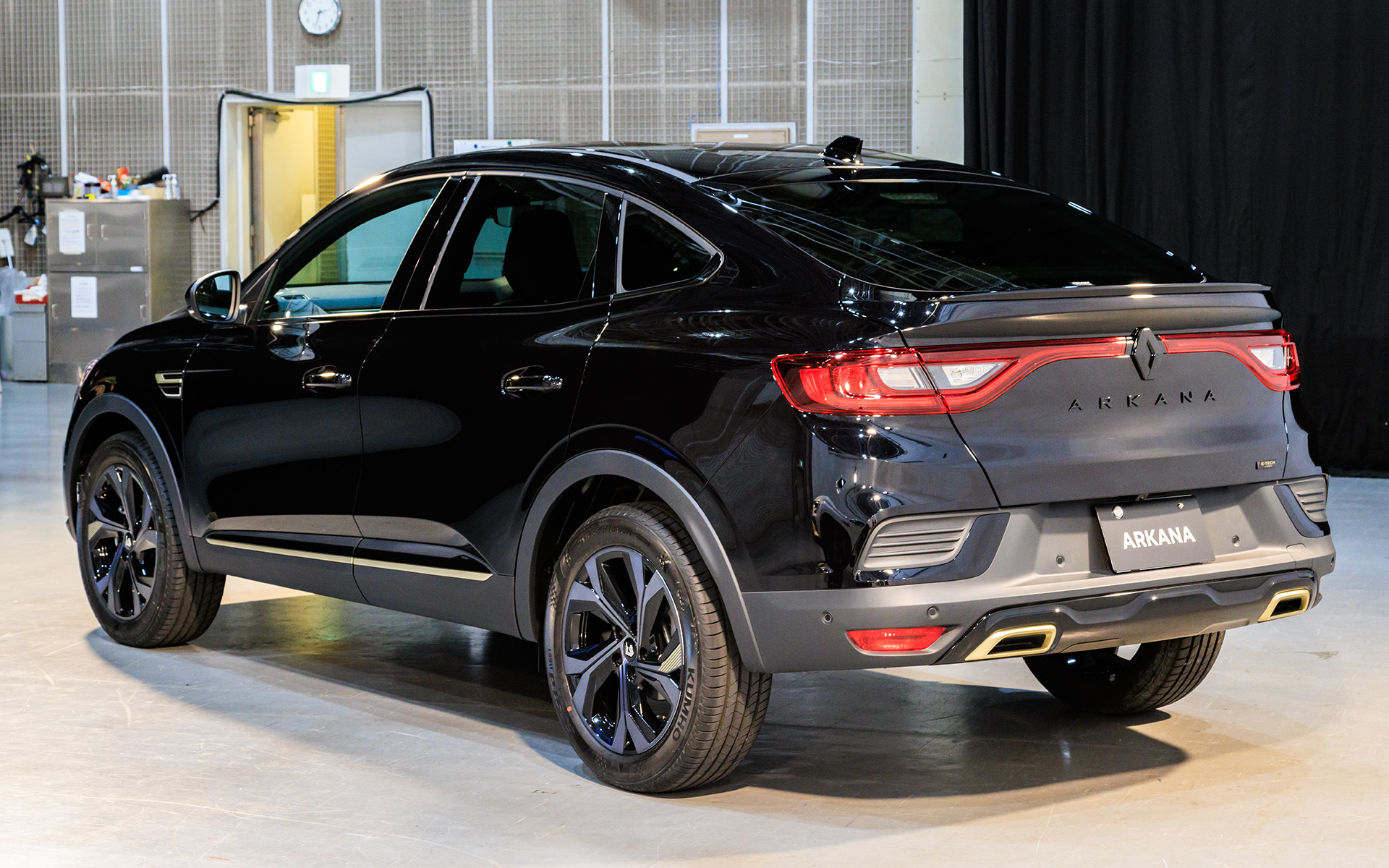 ノワール メタル メタリック。専用パーツはどのカラーでも同一だが印象はそれぞれのカラーで大きく異なる