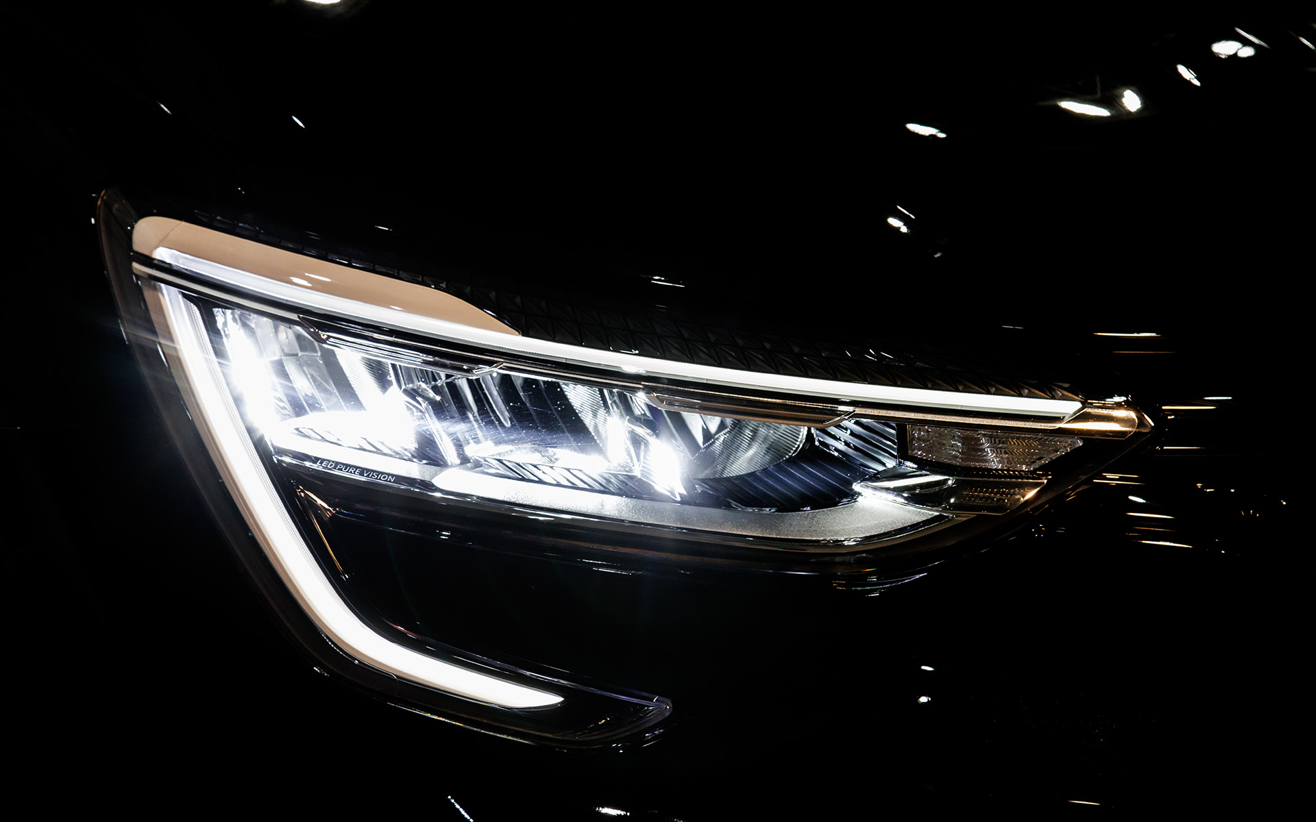 ヘッドライトの点灯パターン。ヘッドライトはLEDが標準でデイタイムランプやオートハイ/ロービーム機能が備わる