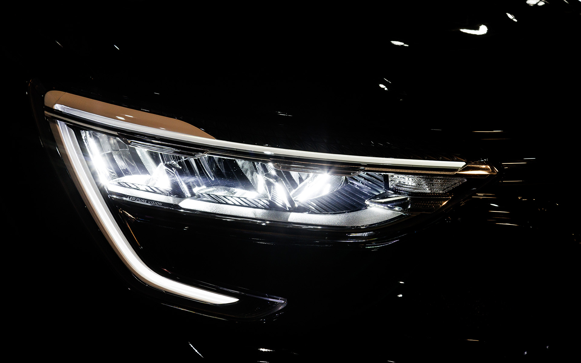 ヘッドライトの点灯パターン。ヘッドライトはLEDが標準でデイタイムランプやオートハイ/ロービーム機能が備わる